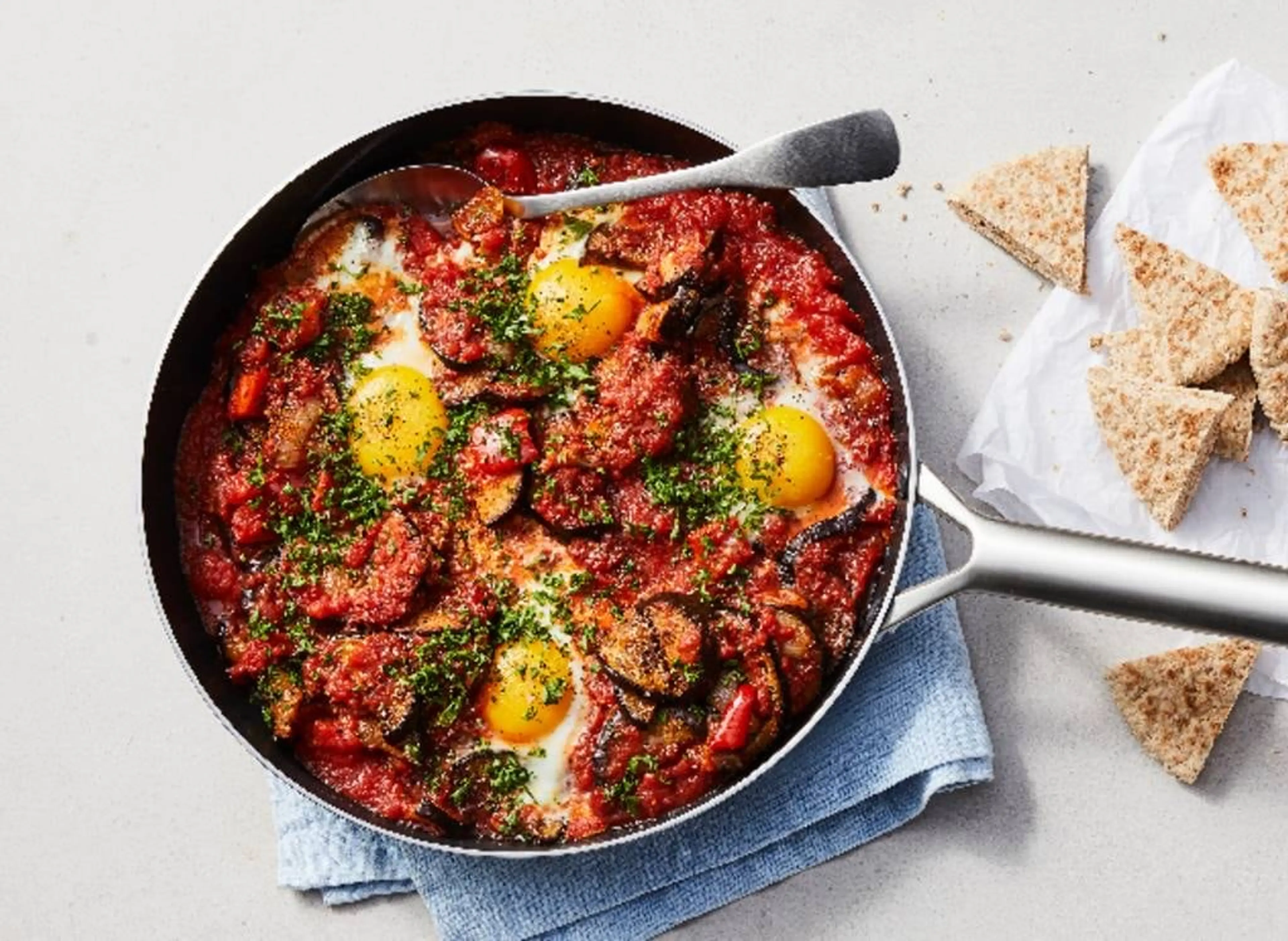 Gezonde shakshuka met aubergine, paprika, tomaat en volkoren