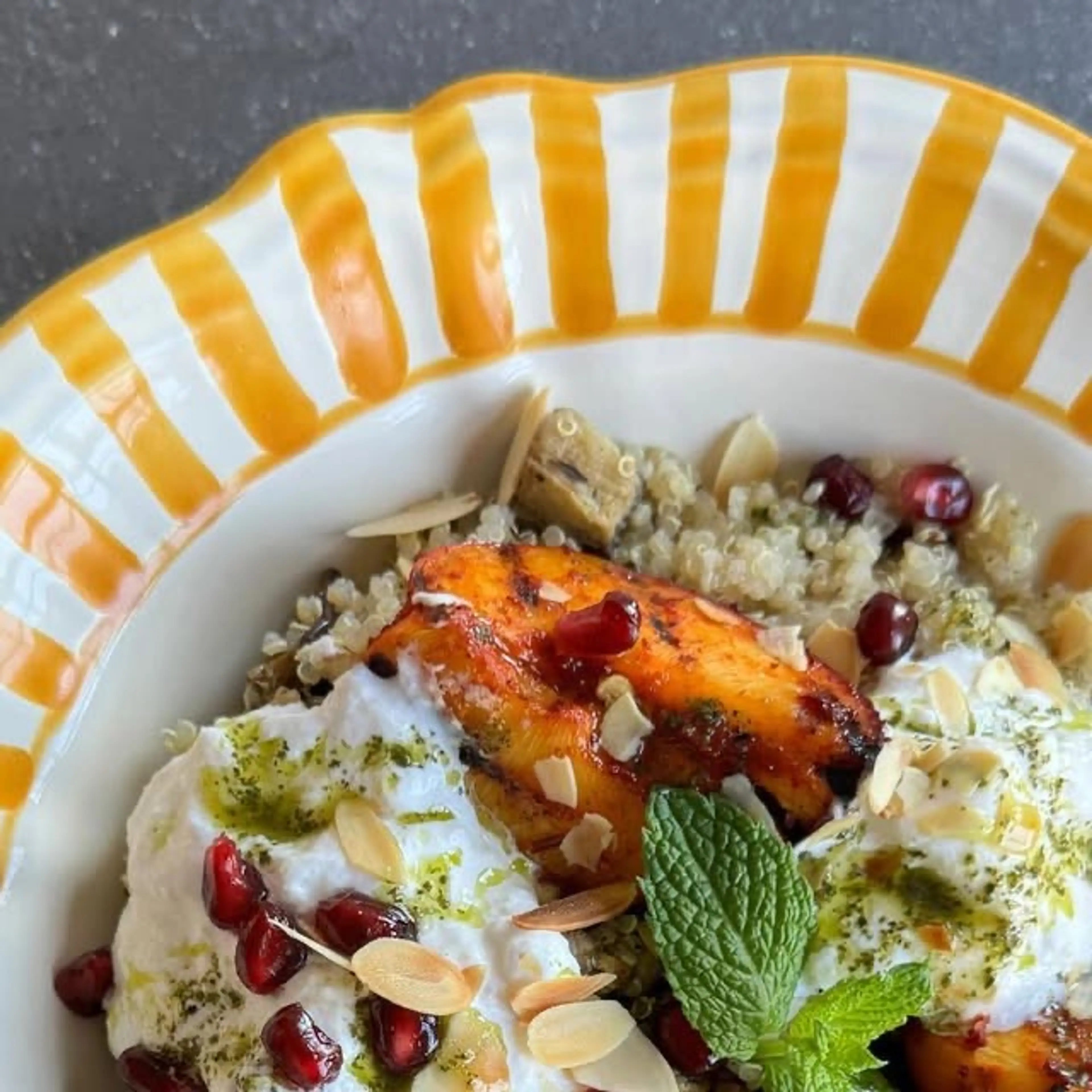 Quinoa Salade Met Burrata, Harissa-perzik, Aubergine, Hot-ho