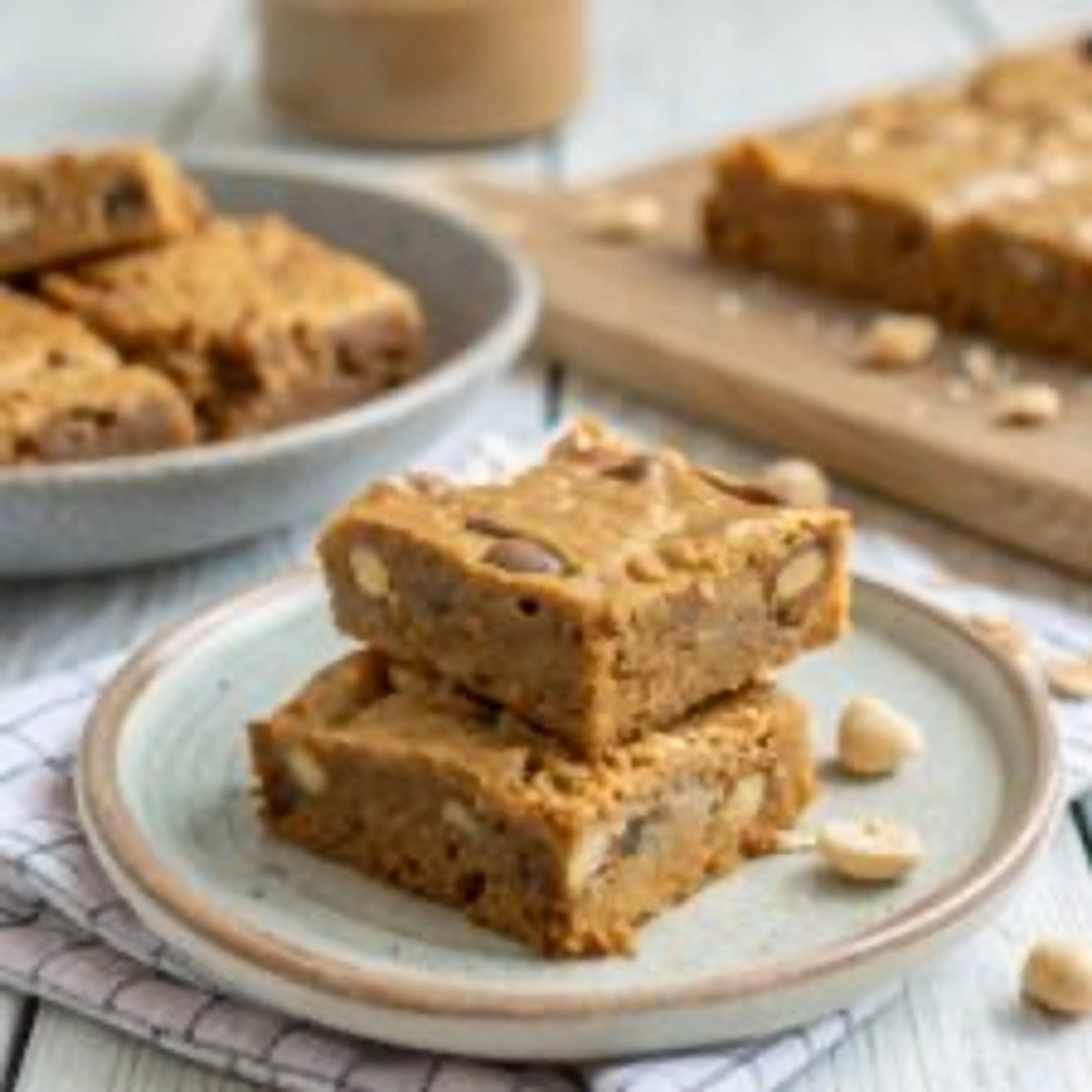 Healthy Peanut Butter Greek Yogurt Breakfast Blondies: A Del