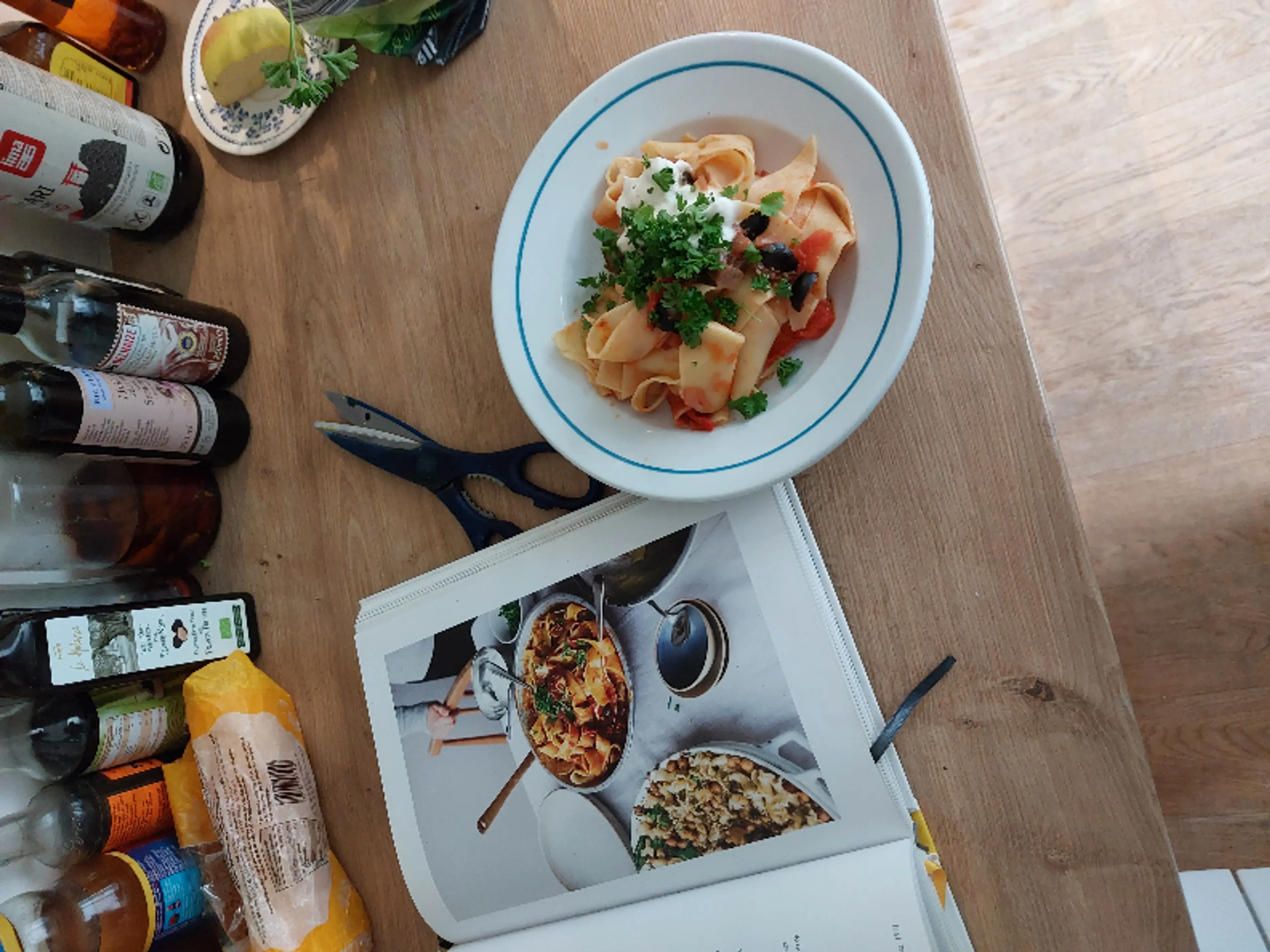 papperdelle met rozenharissa zwarte olijven en kappertjes
