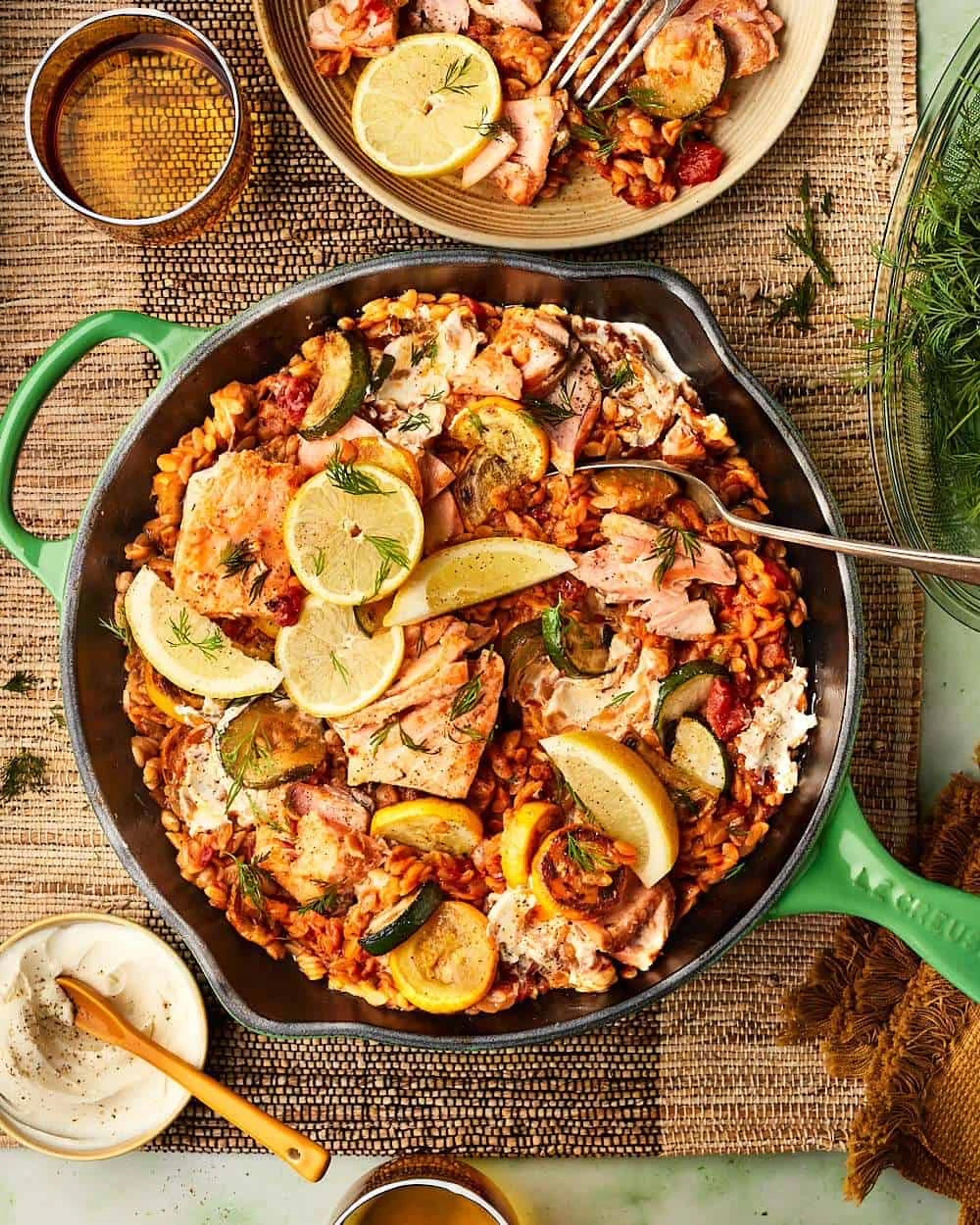 Eenpansgerecht met orzo, zalm & courgette