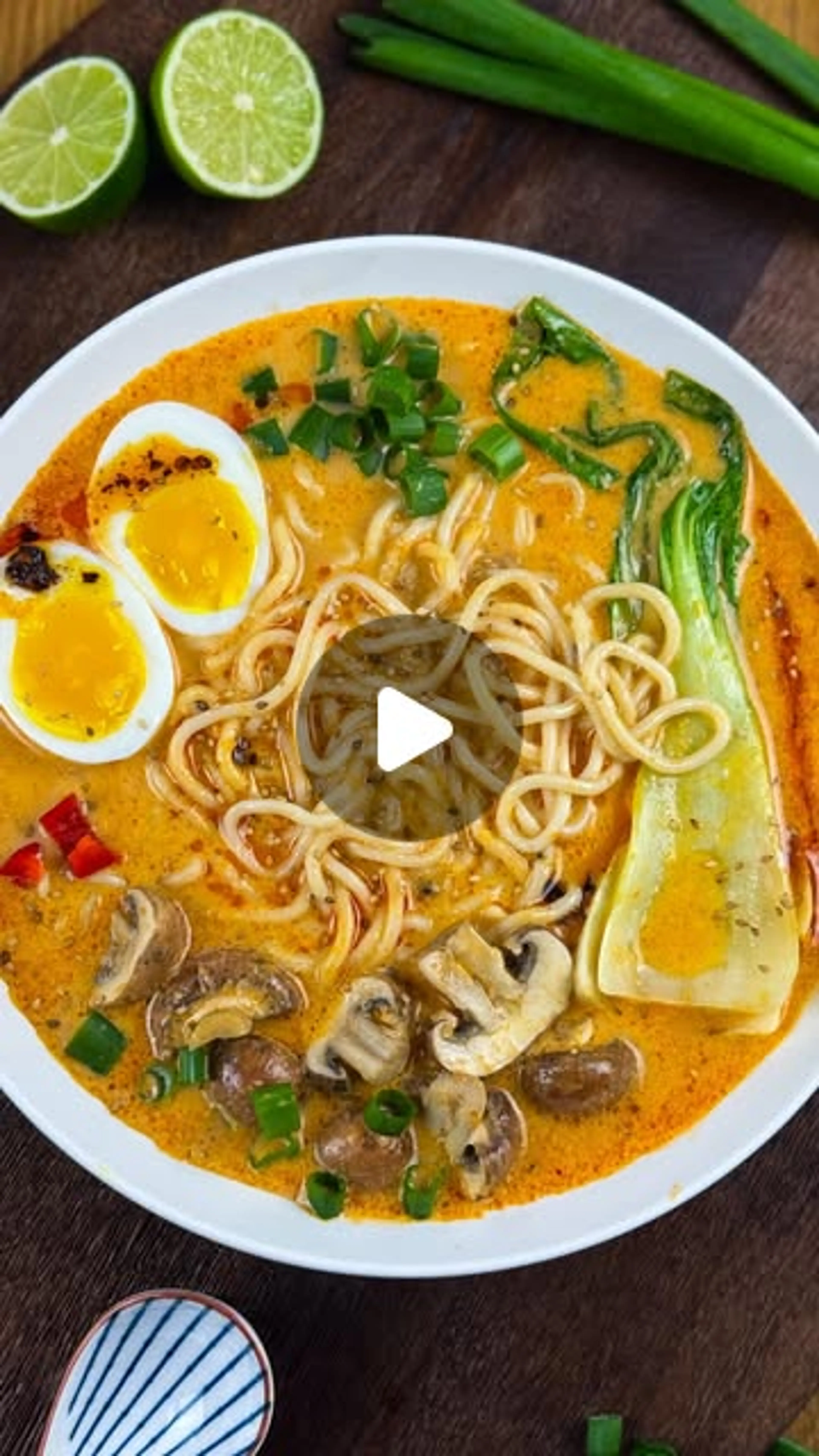 Cremige Ramen Mit Gemüse, Erdnuss & Kokos