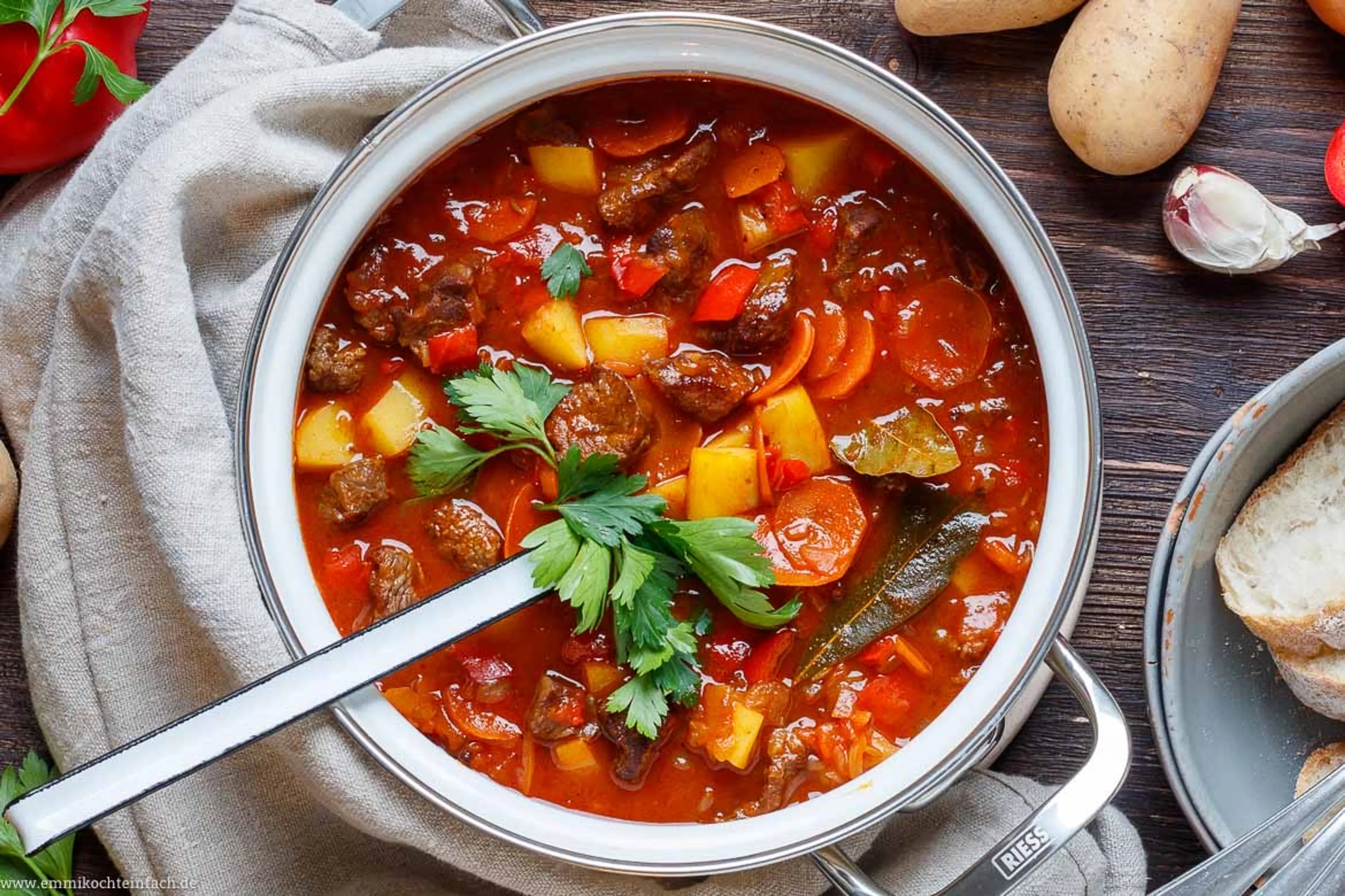 Omas Gulaschsuppe ungarischer Art