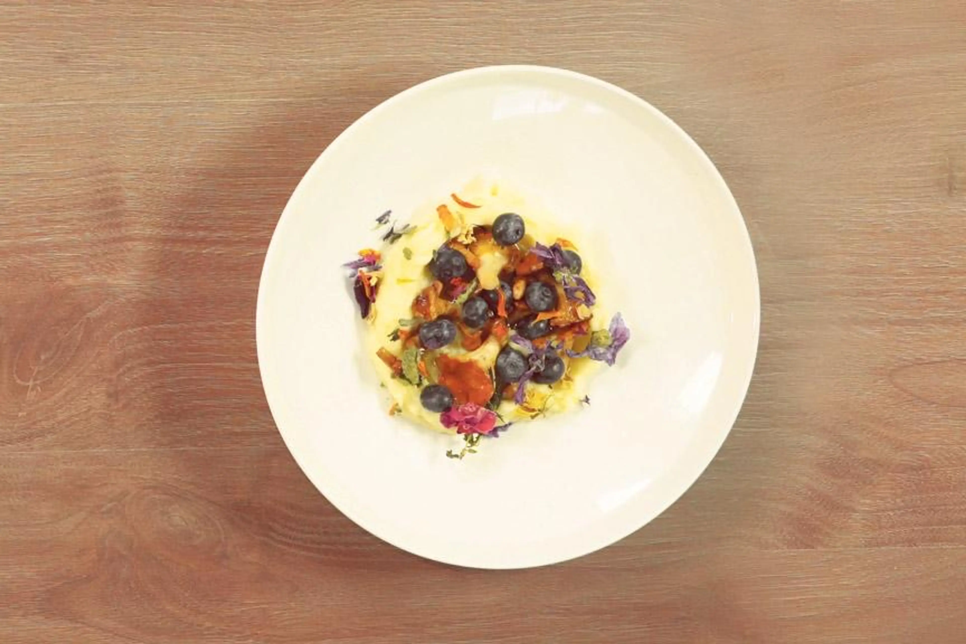 Kartoffelpüree mit Pfifferlingen und Blaubeeren