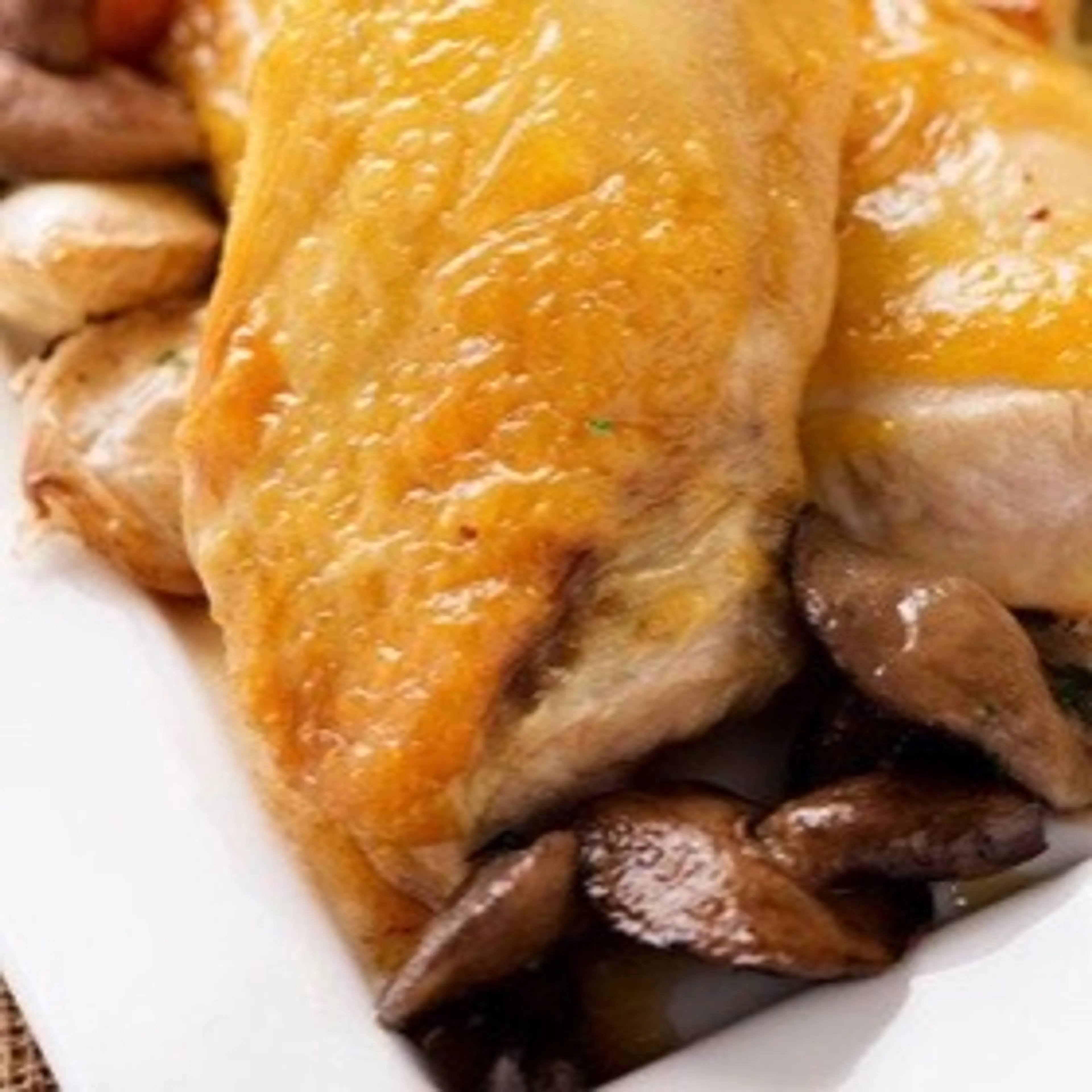 Pintade Truffée De Beurre Cru Aux Cèpes Et Persil en Cocotte