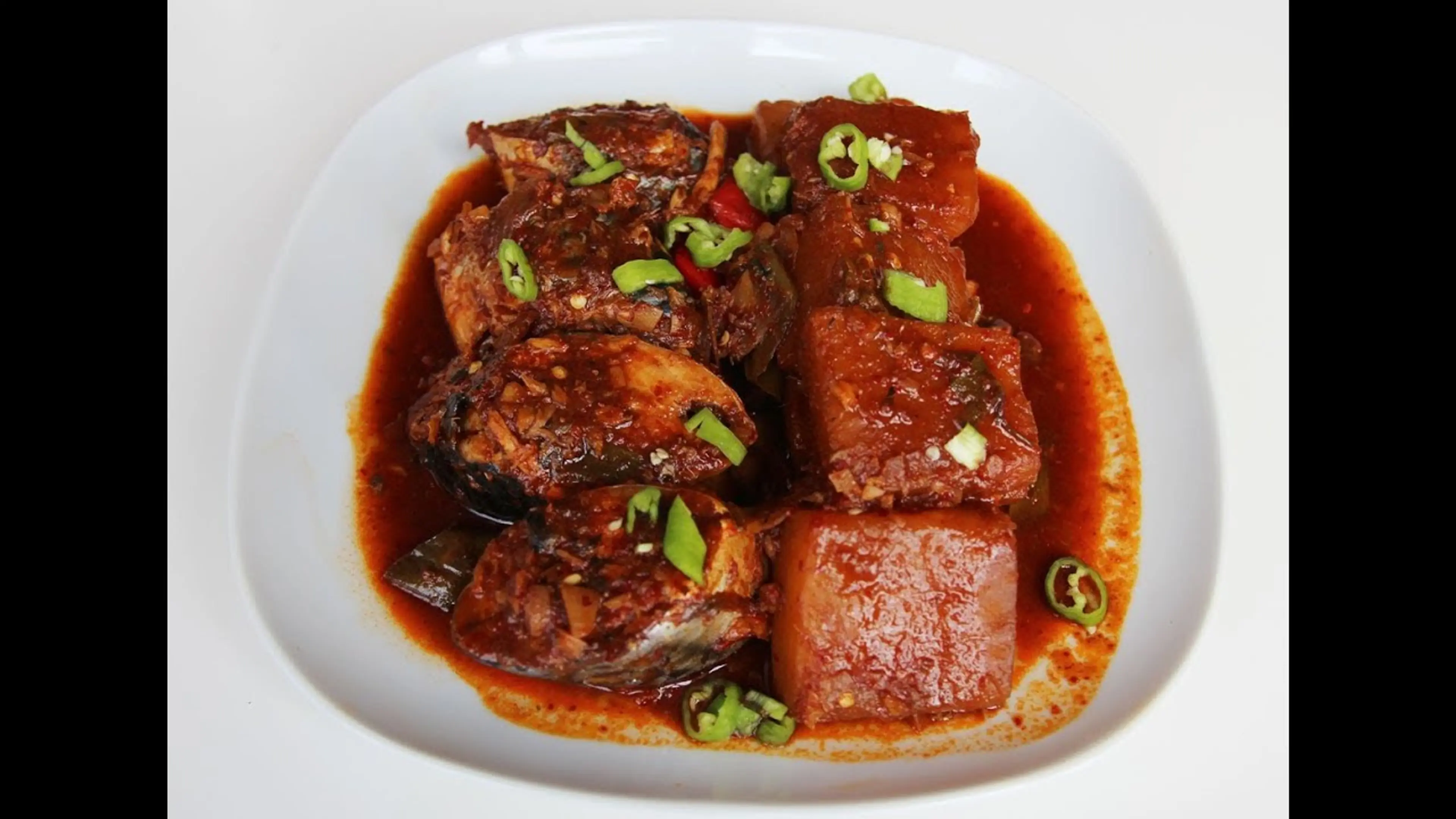 Braised mackerel with radish (Godeungeo-mujorim)