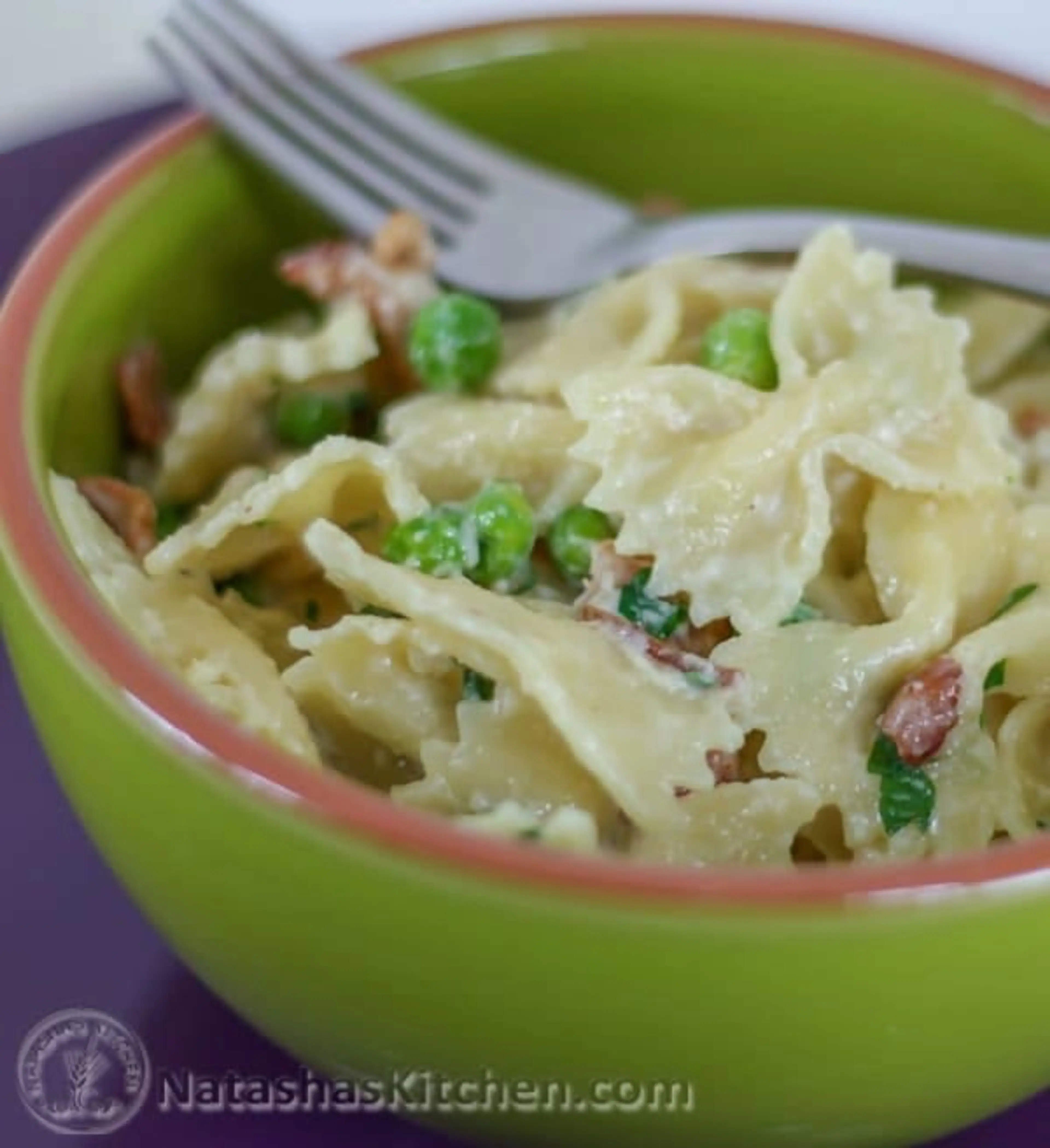 Creamy farfalle with peas and bacon