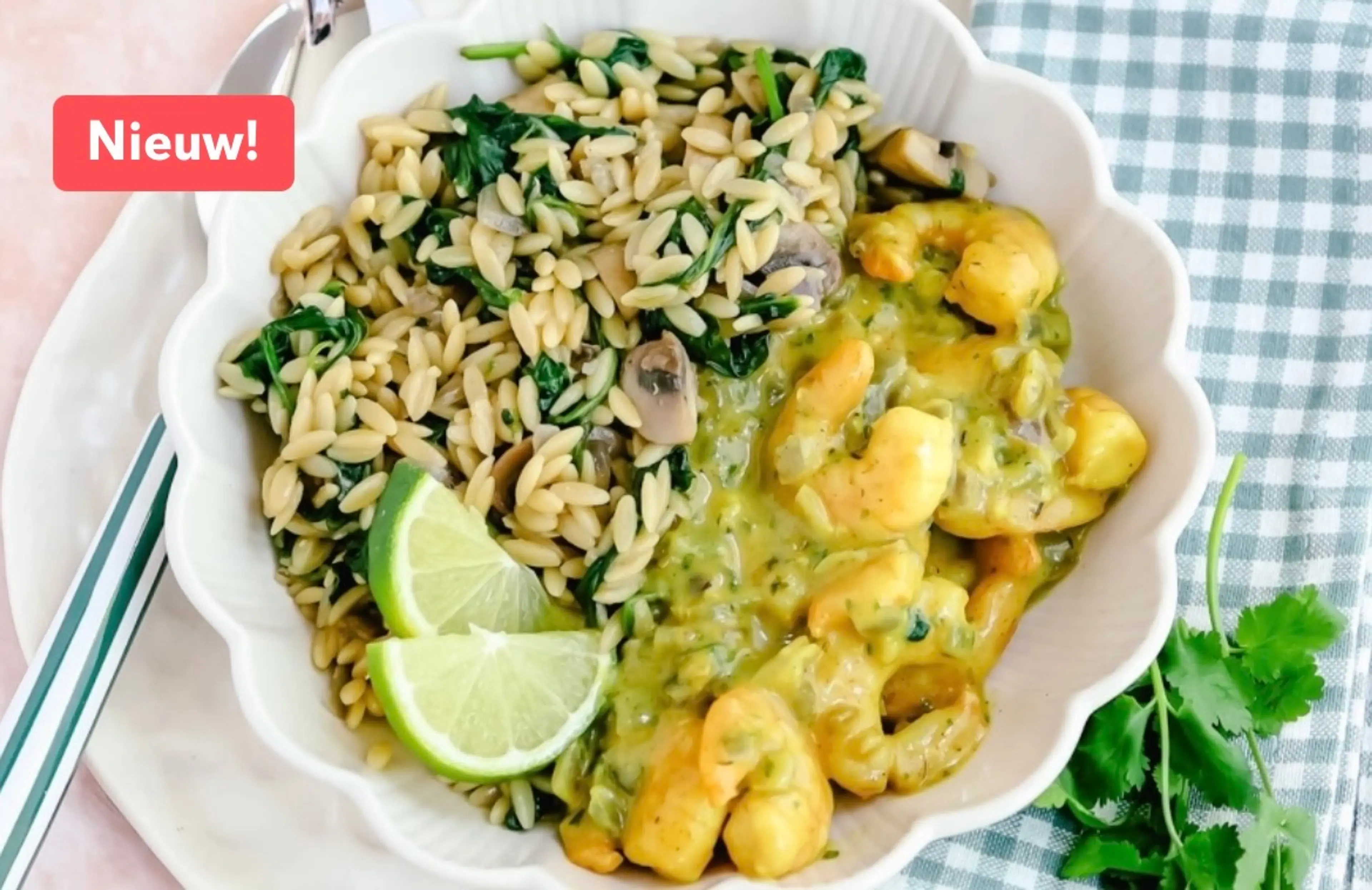Orzo met spinazie en champignons met garnalen in kerriekokos