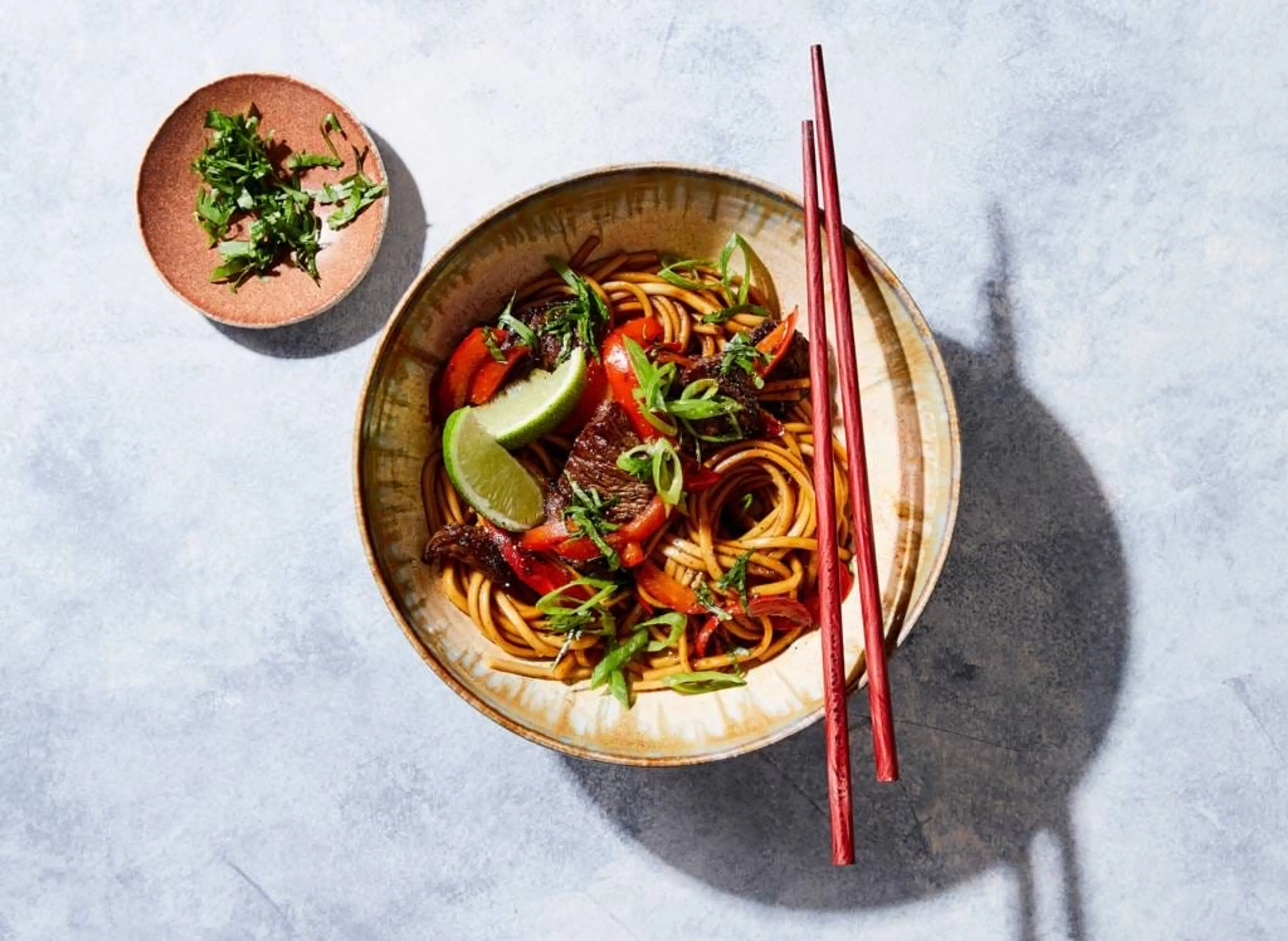 Noedels met paprika, biefstuk en ketjap