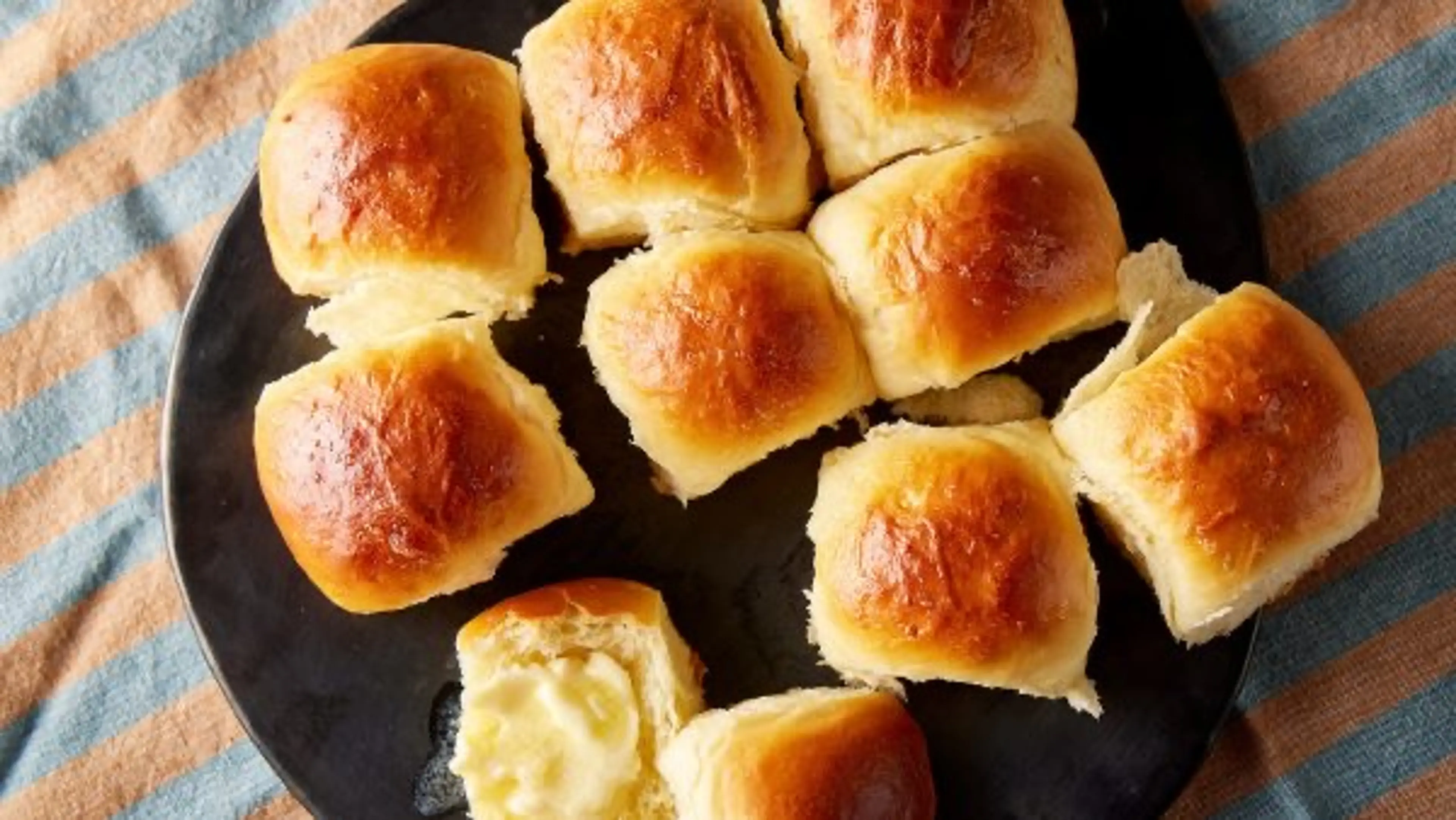 Hawaiian Sweet Bread–Style Dinner Rolls