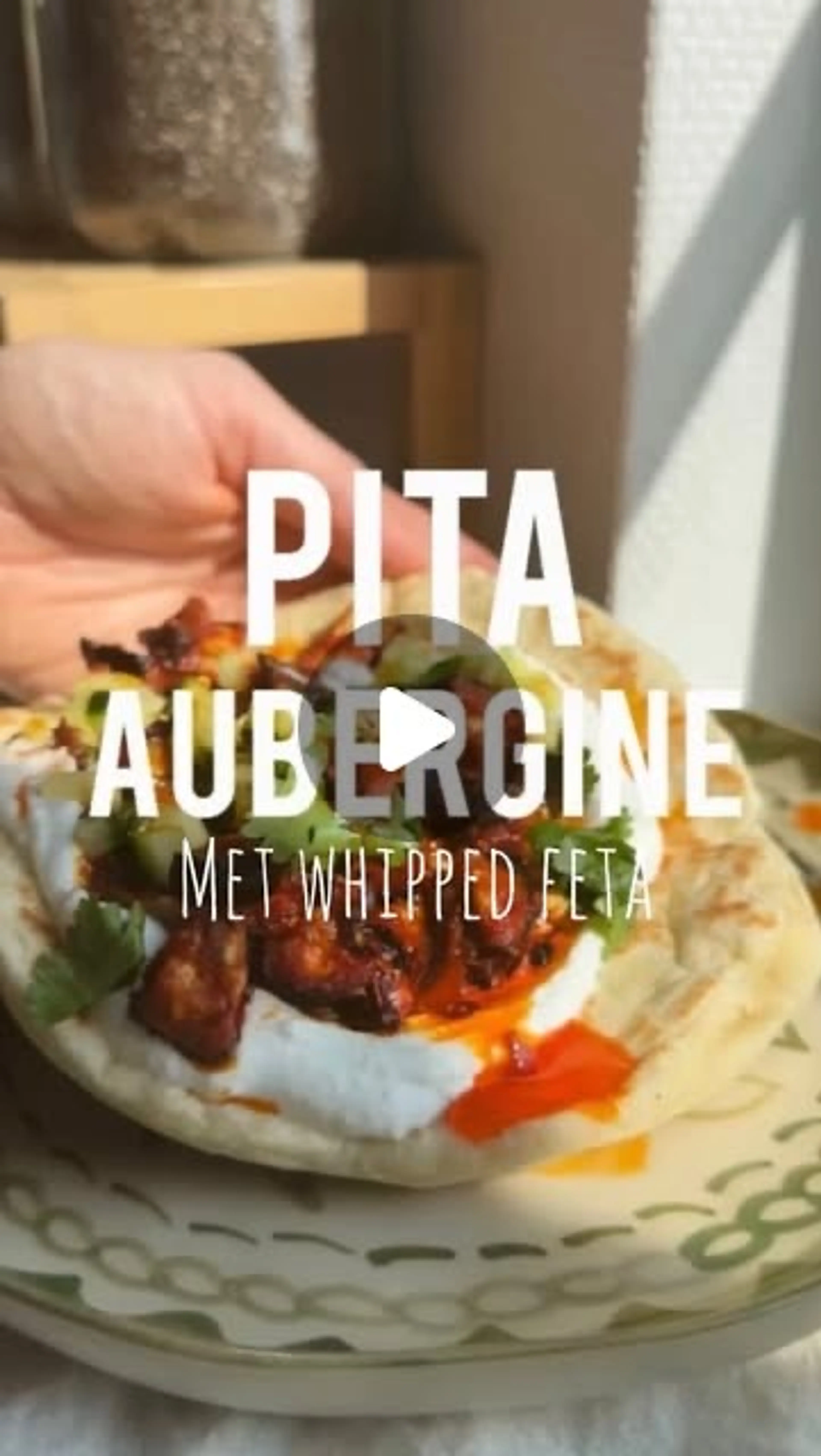 Pita Aubergine Met Whipped Feta & Chili Olie