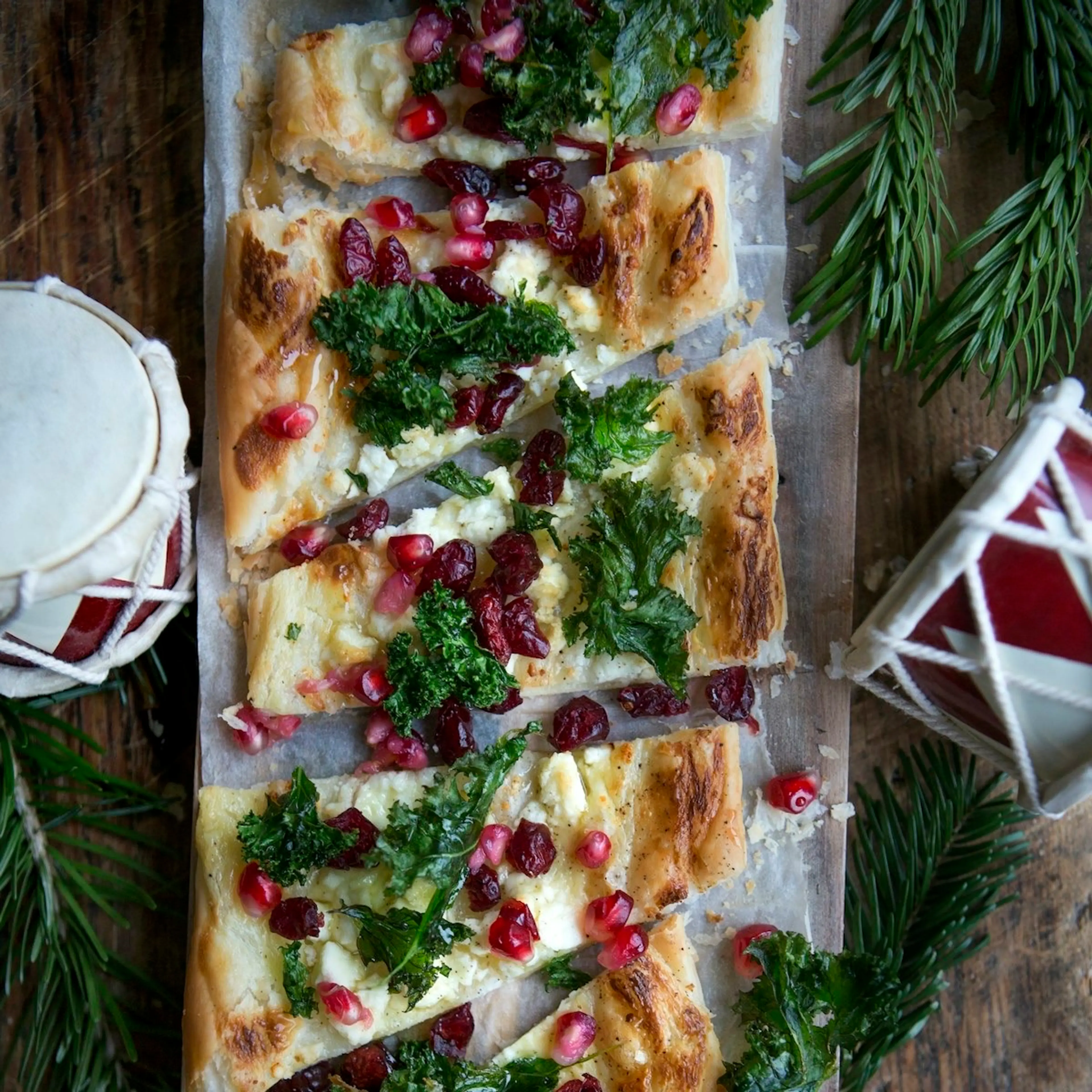 Smördegspizza med grönkål och fetaost