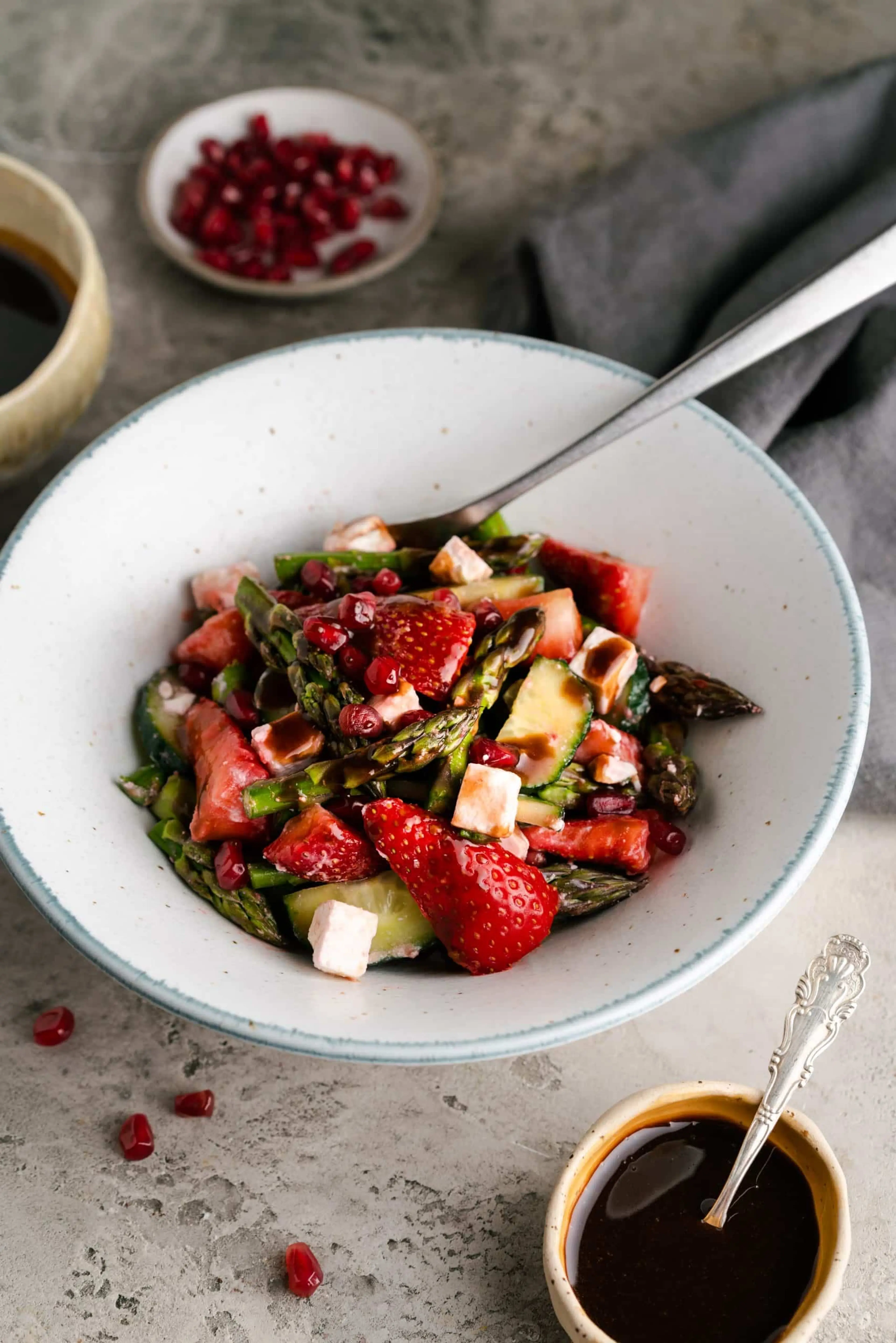 Spargelsalat mit Erdbeeren, Feta und Granatapfel