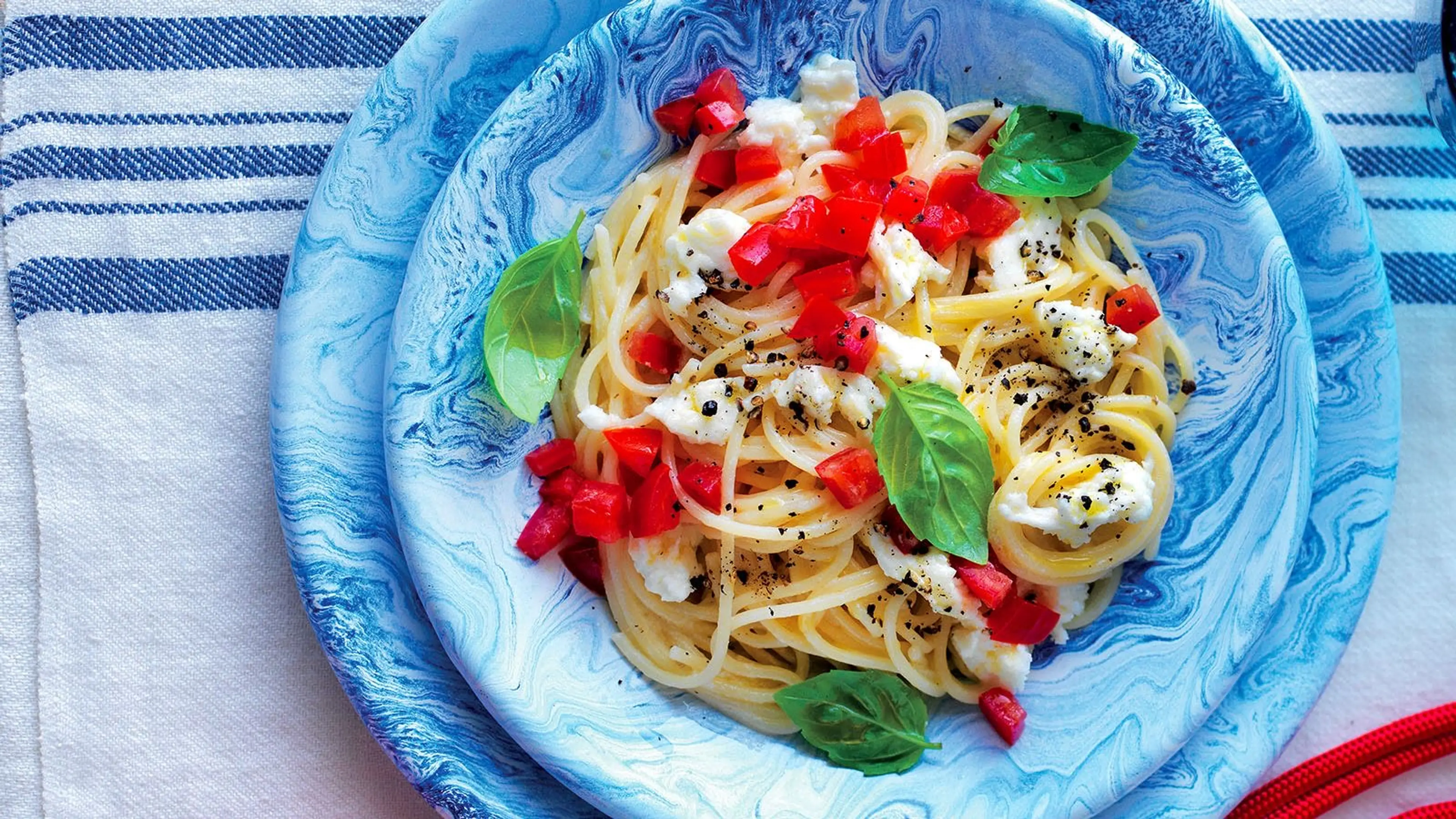Spaghetti all’acqua di pomodoro con crema di mozzarella