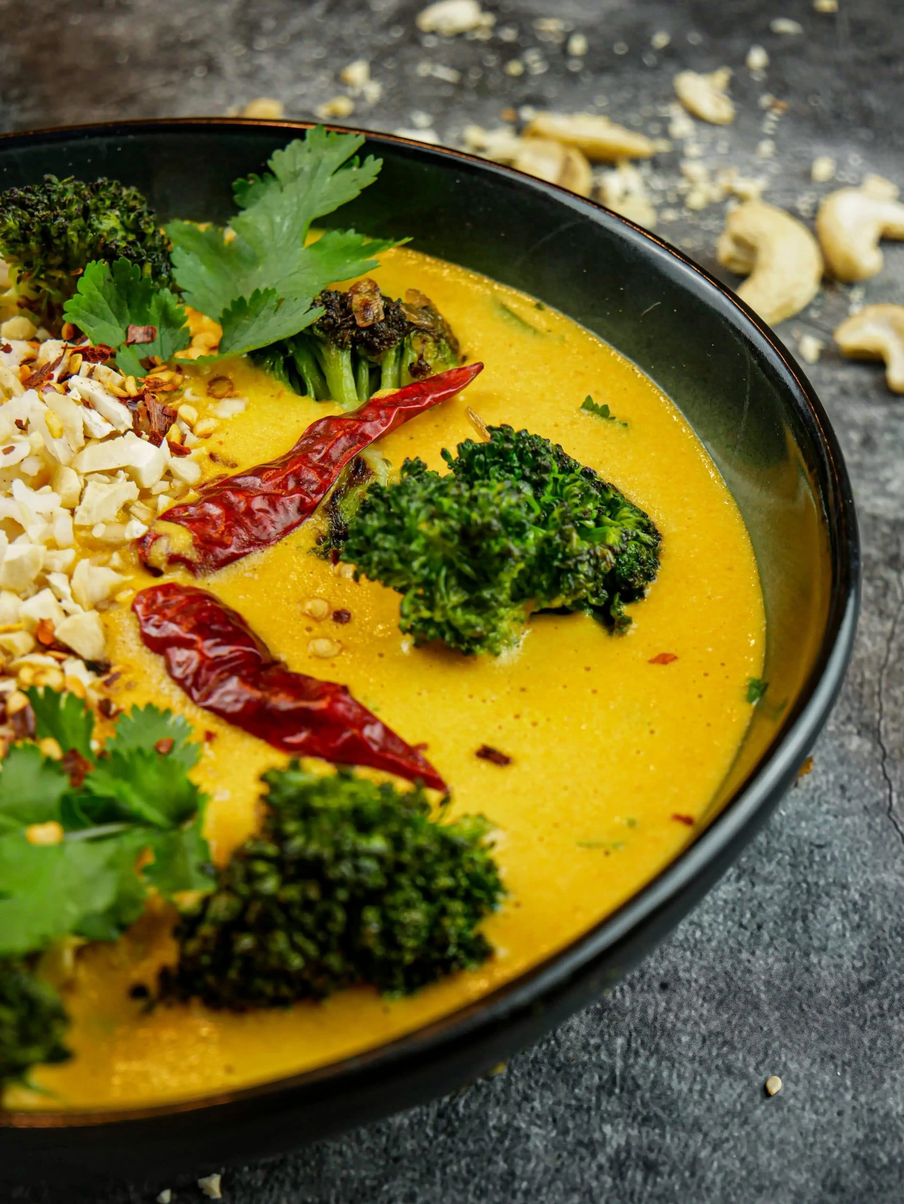 Cremiges Brokkoli Curry mit Cashew und Kokosmilch