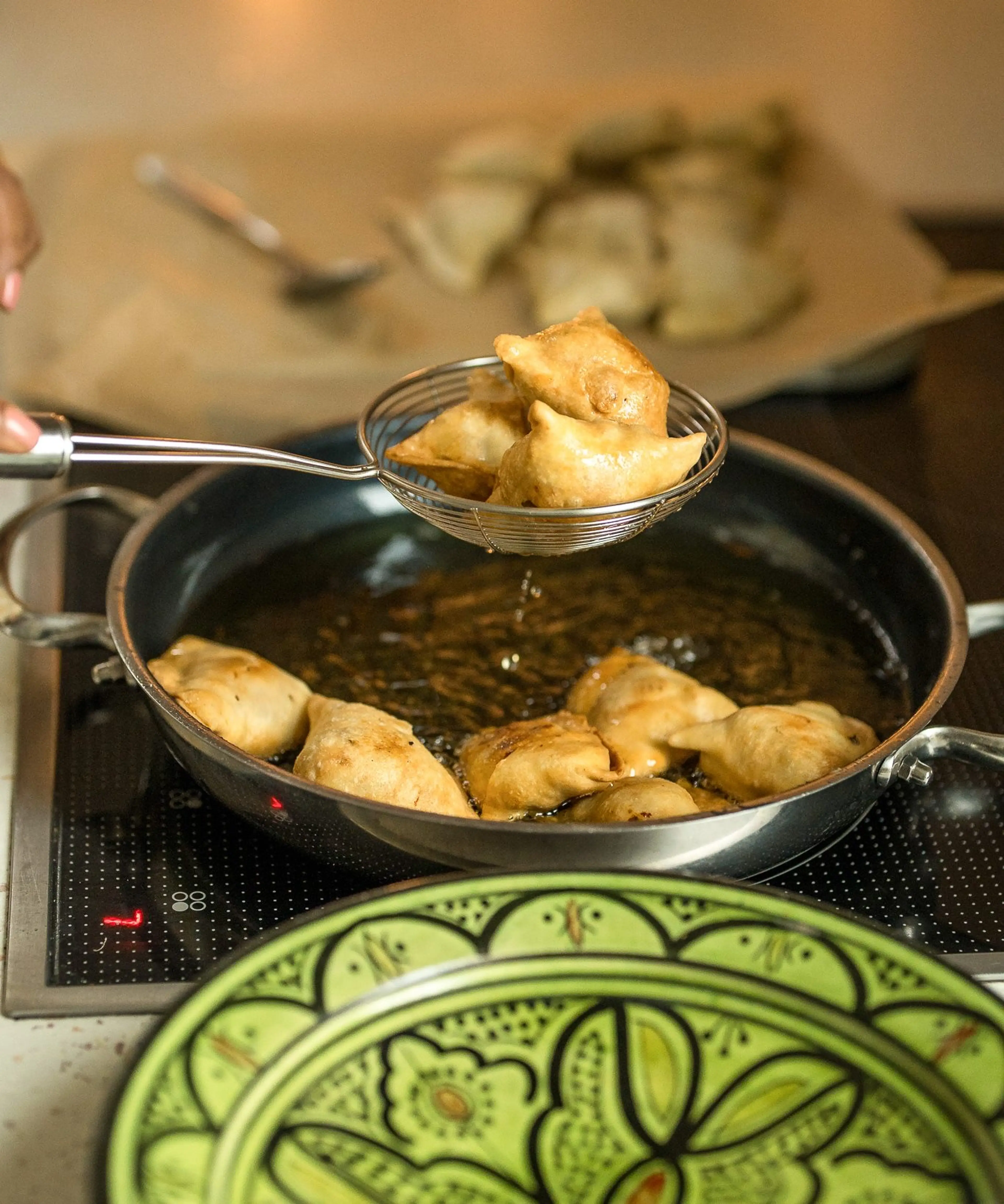 Samosas gefüllt mit Kartoffeln und Erbsen