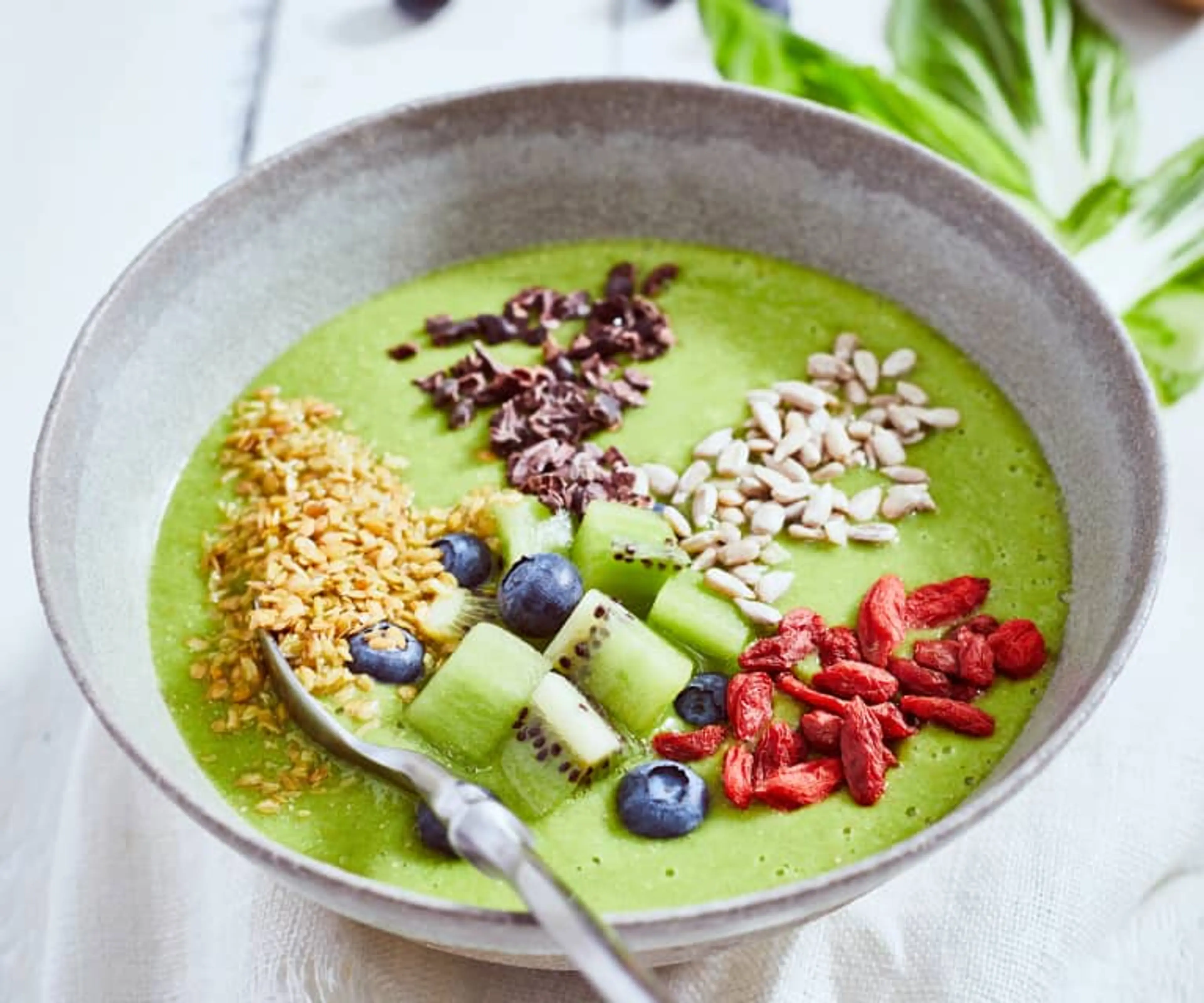 Smoothie bowl ze szpinakiem i jagodami