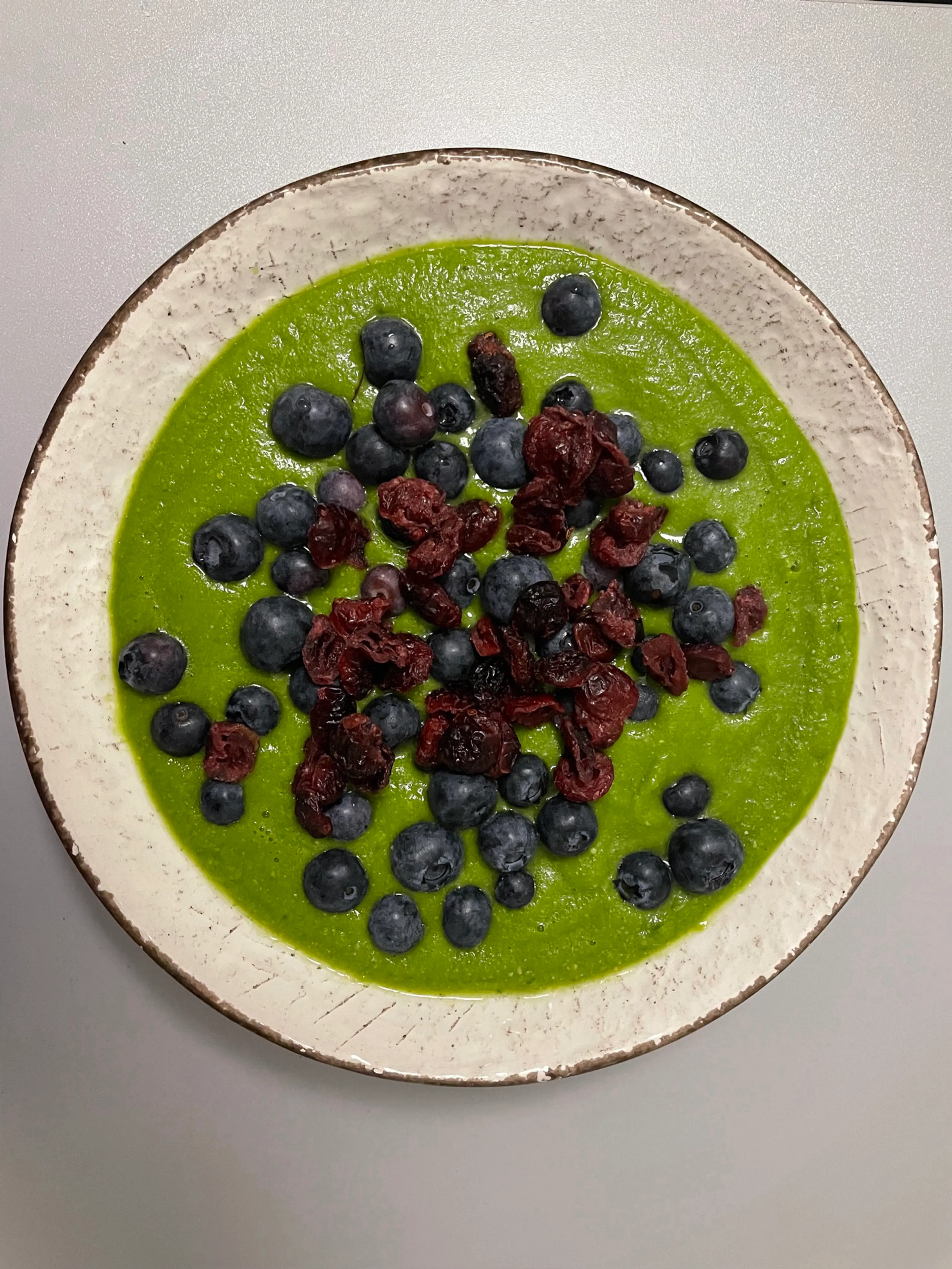 Smoothie bowl ze szpinakiem i jagodami