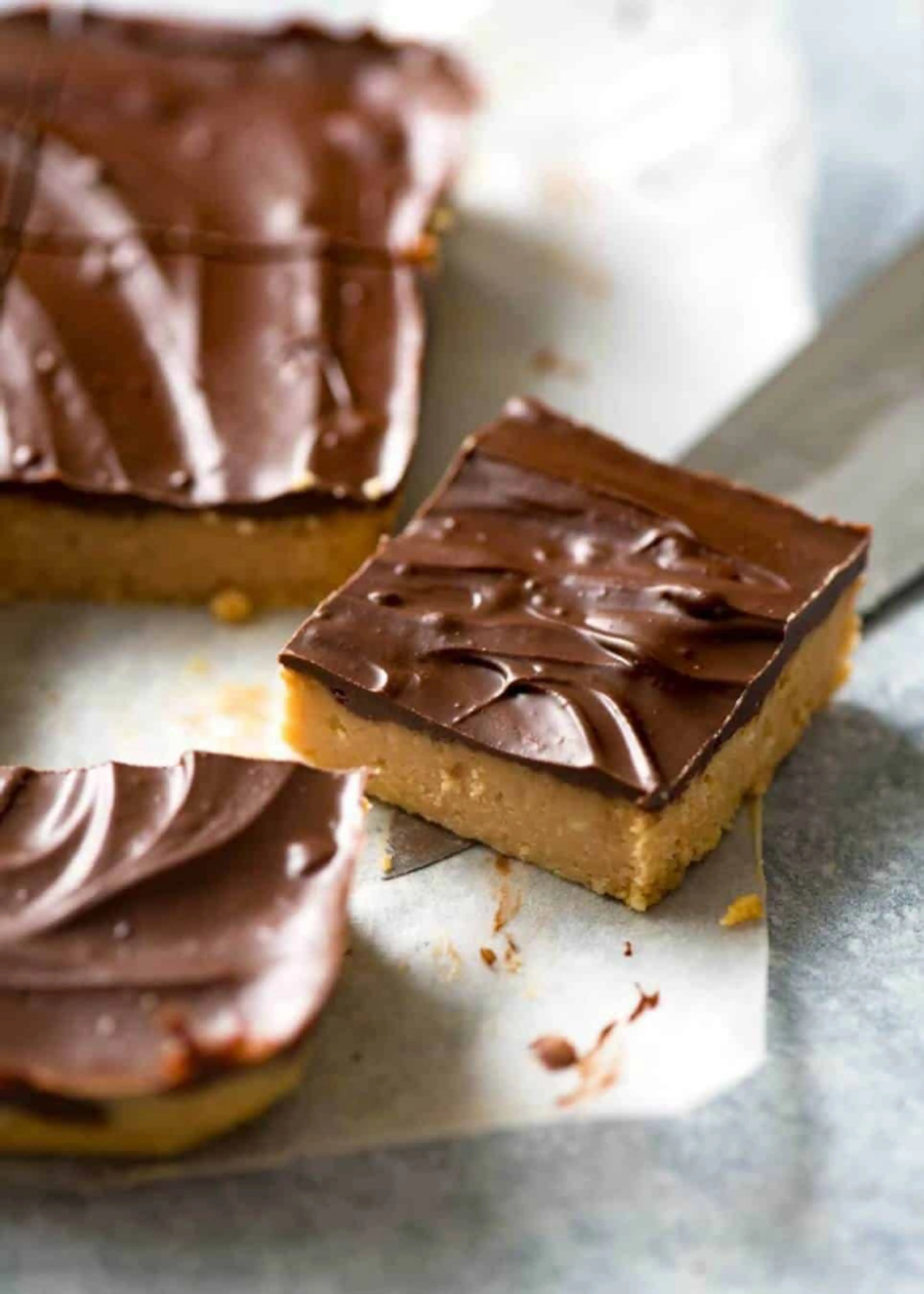5 Ingredient Chocolate Peanut Butter Bars (NO BAKE!)