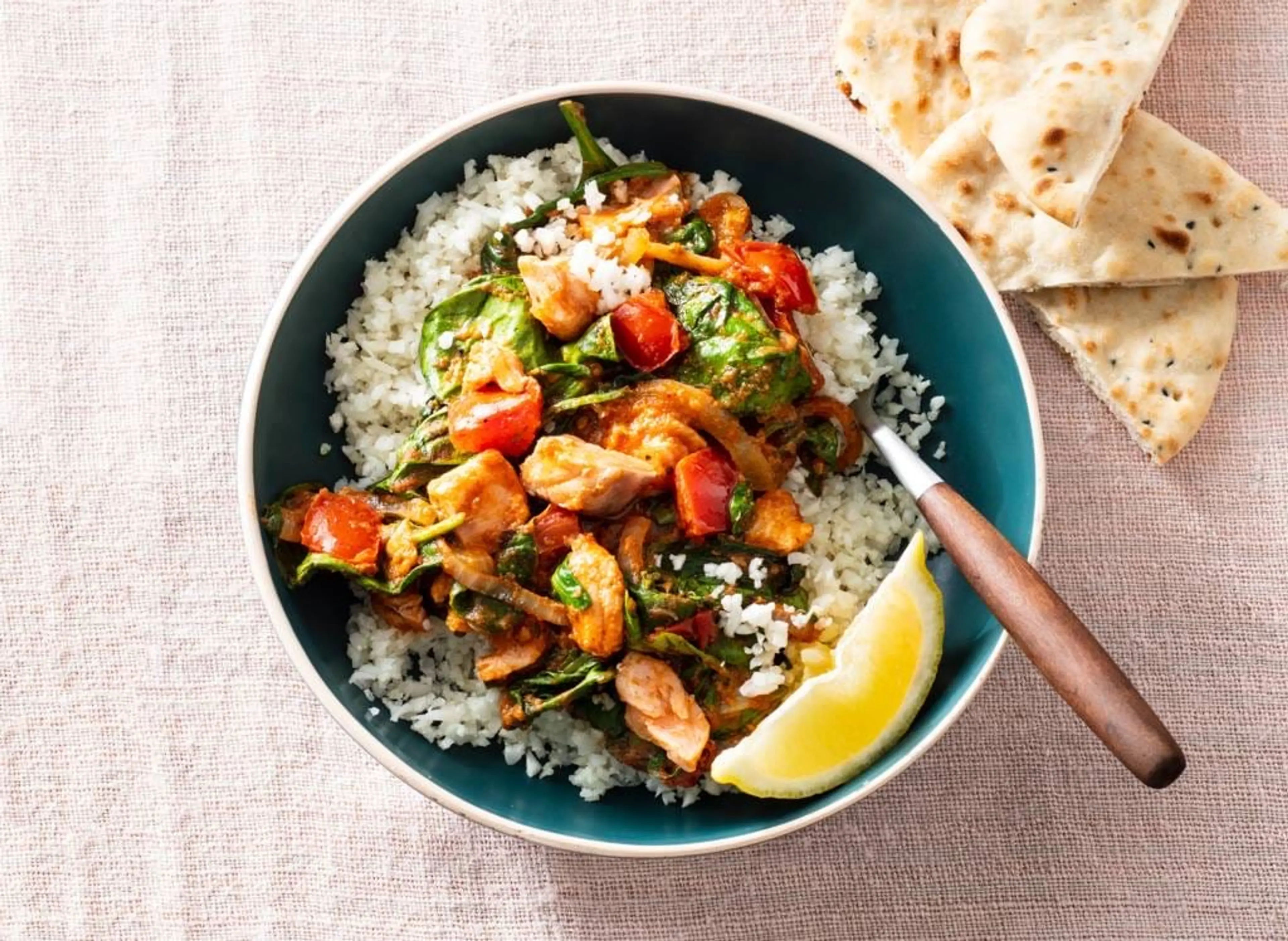 Indiase tomatencurry met zalmfilet, bloemkoolrijst & naan
