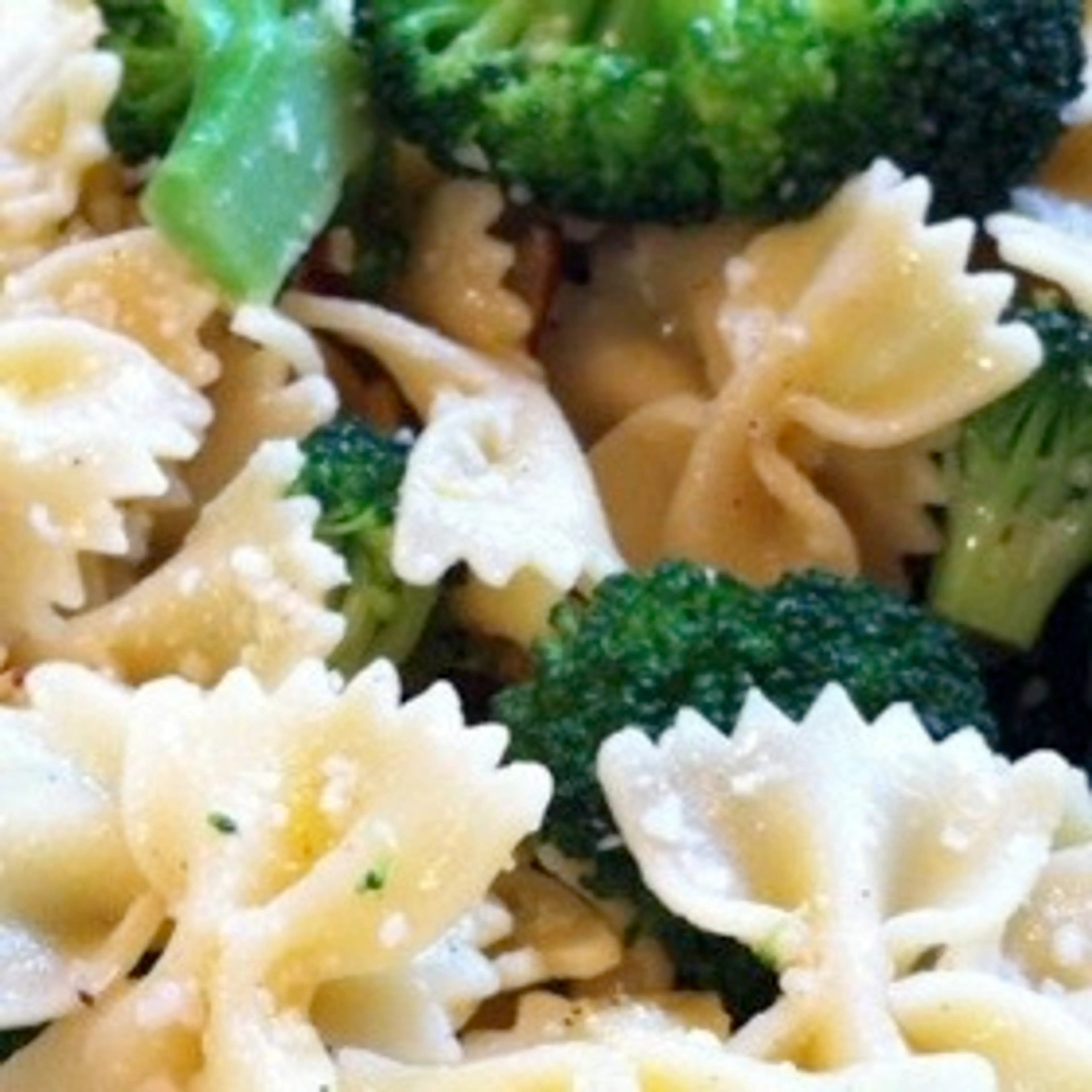 Bow Tie Pasta with Broccoli, Garlic, and Lemon