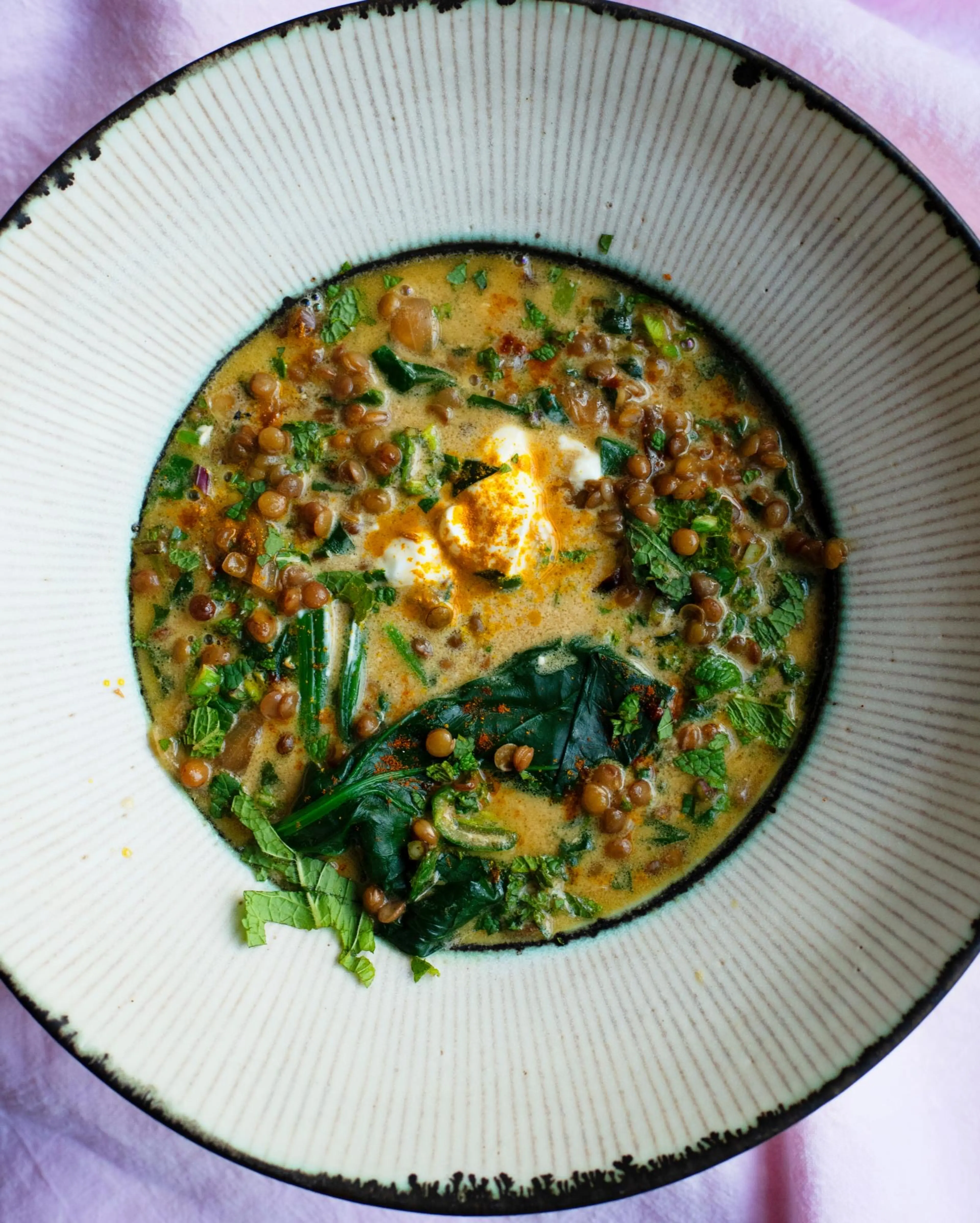 Joghurt, Weizen, Spinat und Linsensuppe