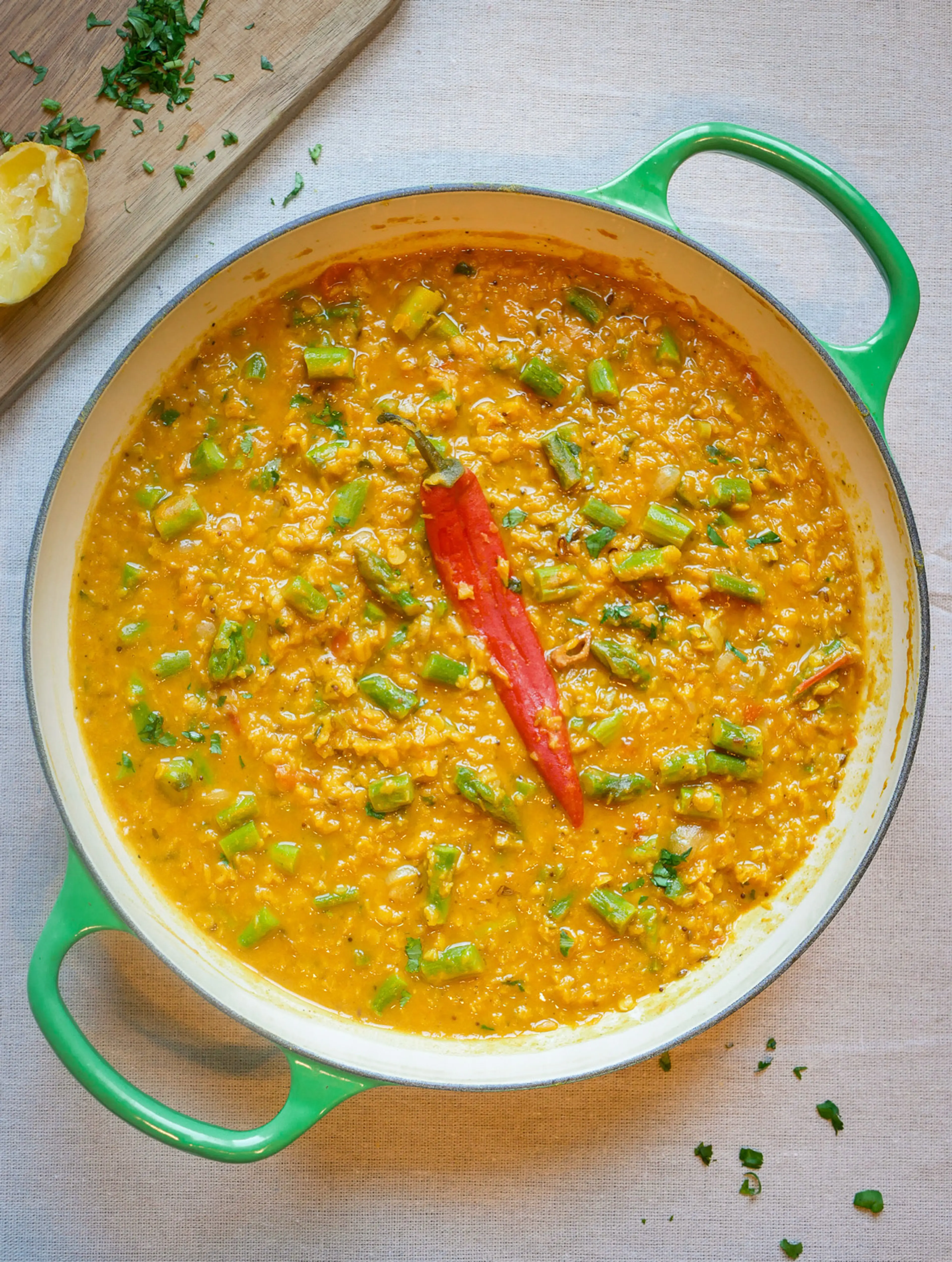 Linsencurry mit grünem Spargel