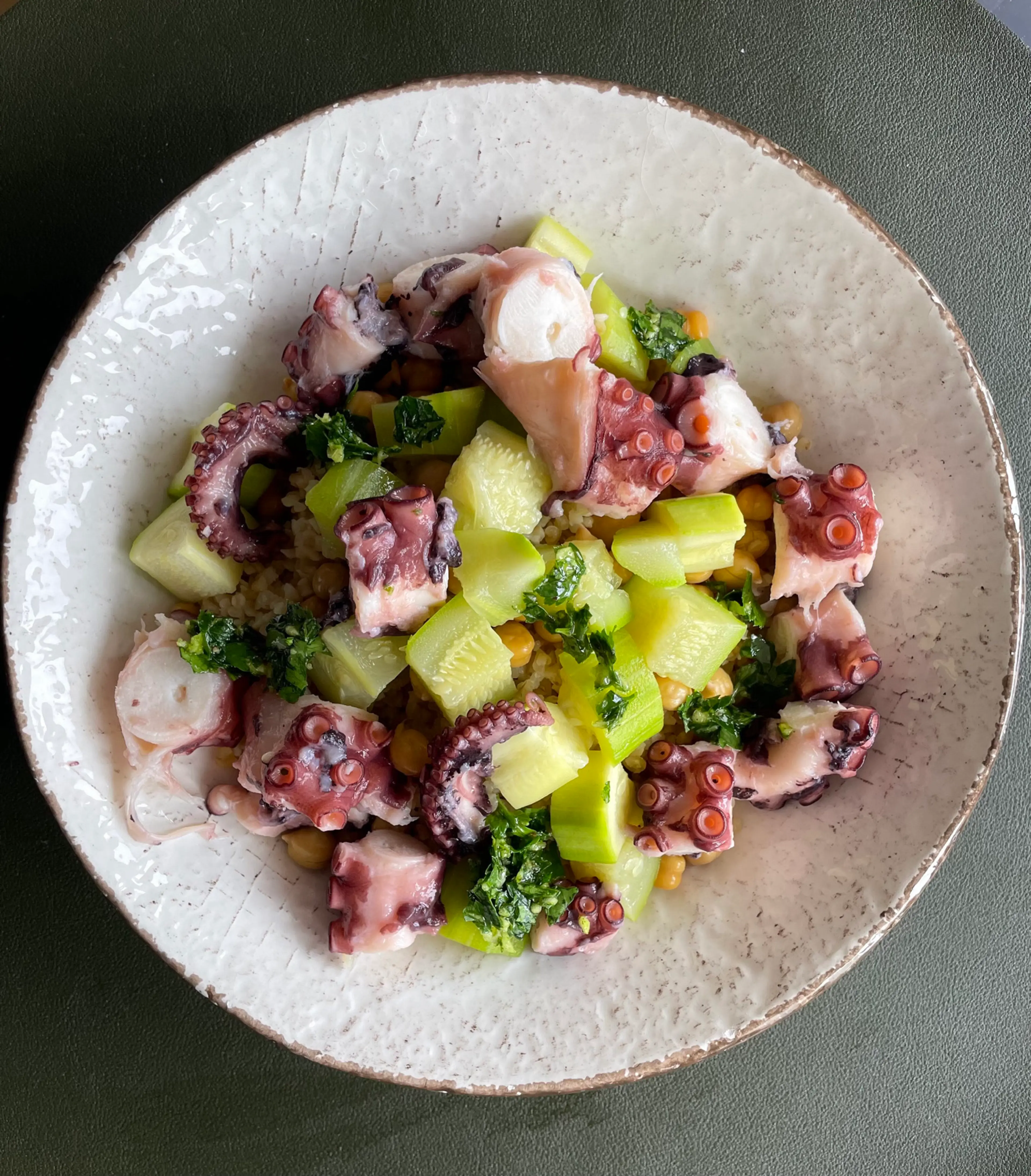 Insalata di bulgur con polpo e ceci