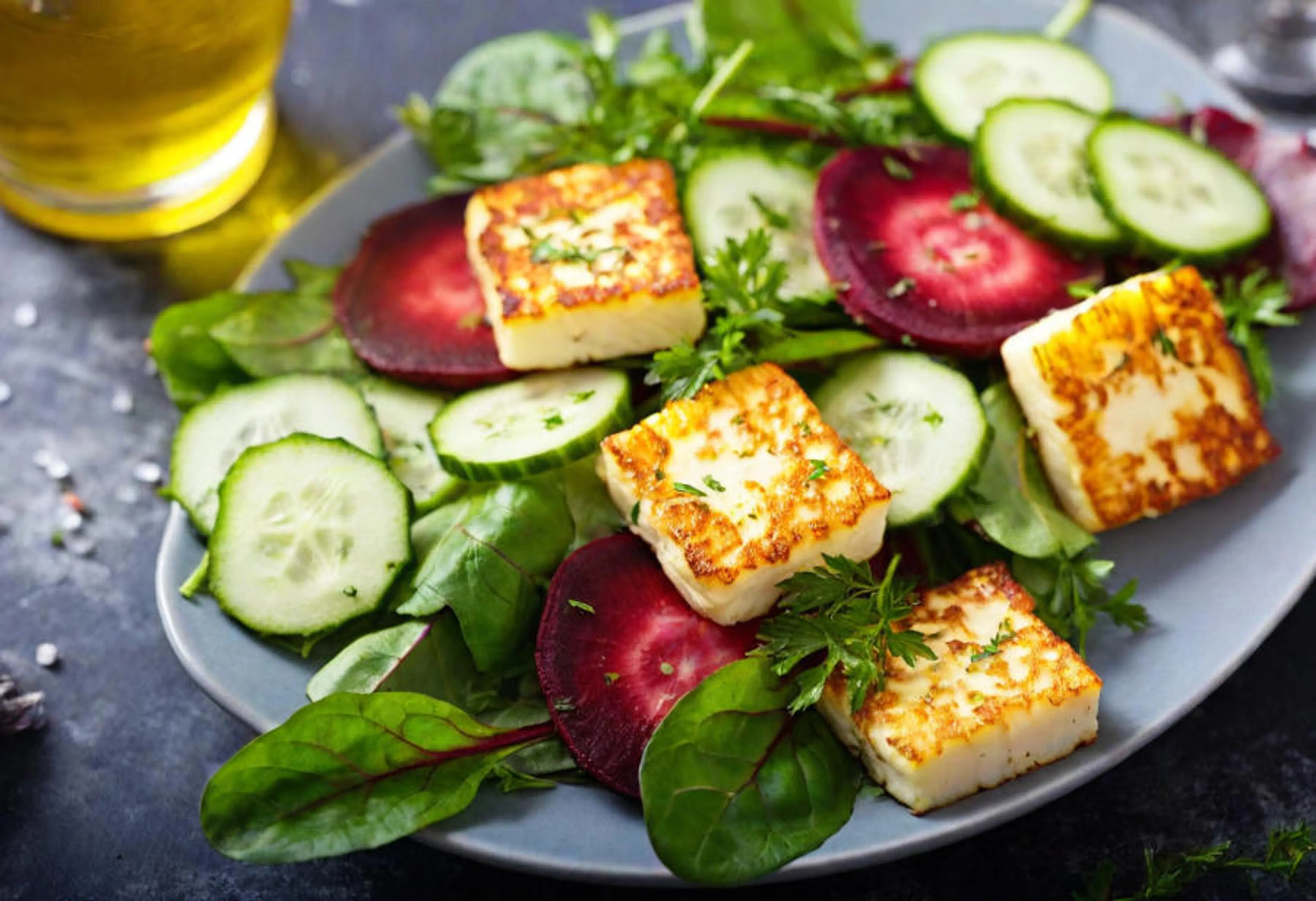 Rote-Bete-Halloumi-Salat mit Zitronen Kräuter Dressing