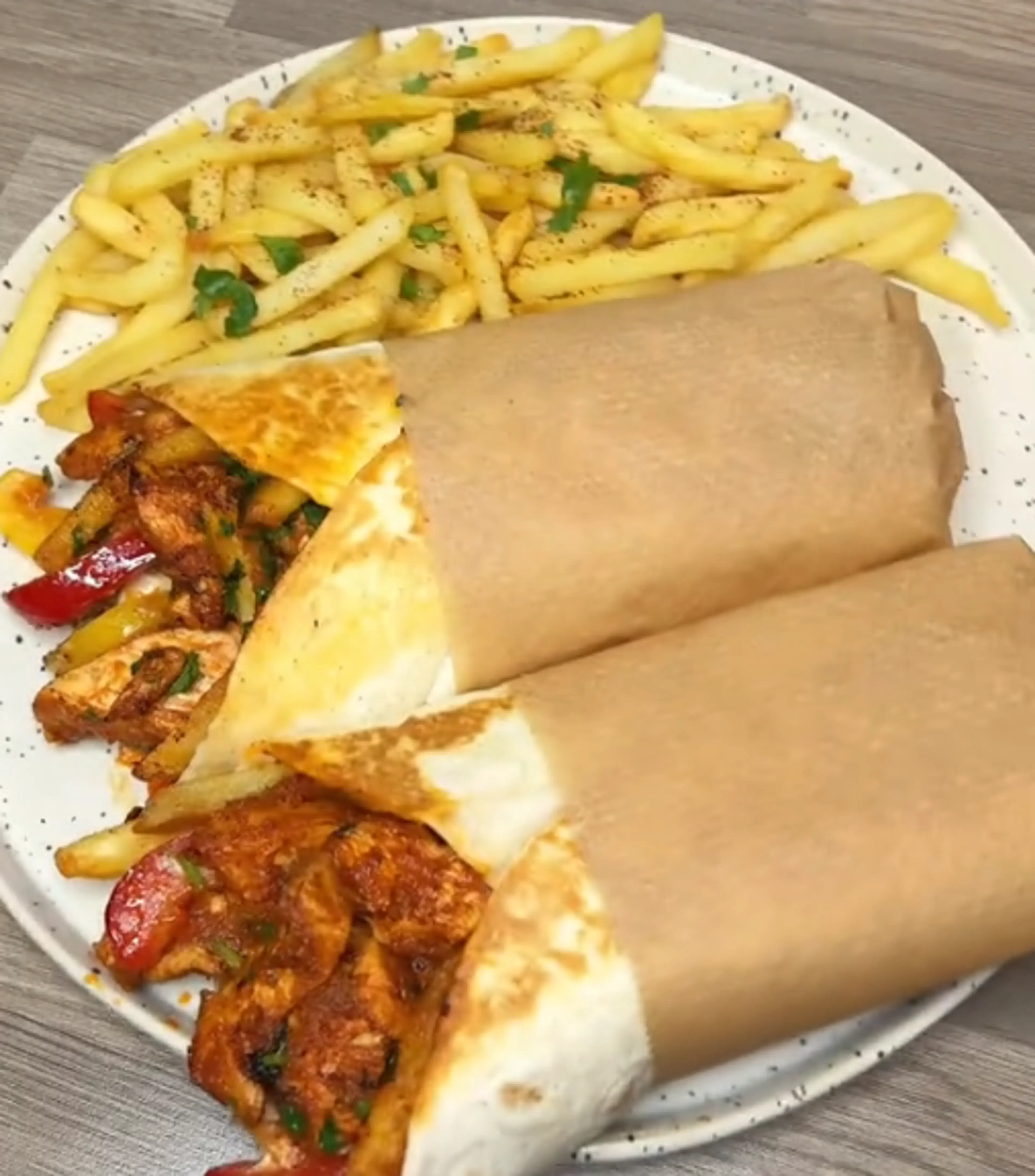 Chicken fajita wrap with creamy sauce