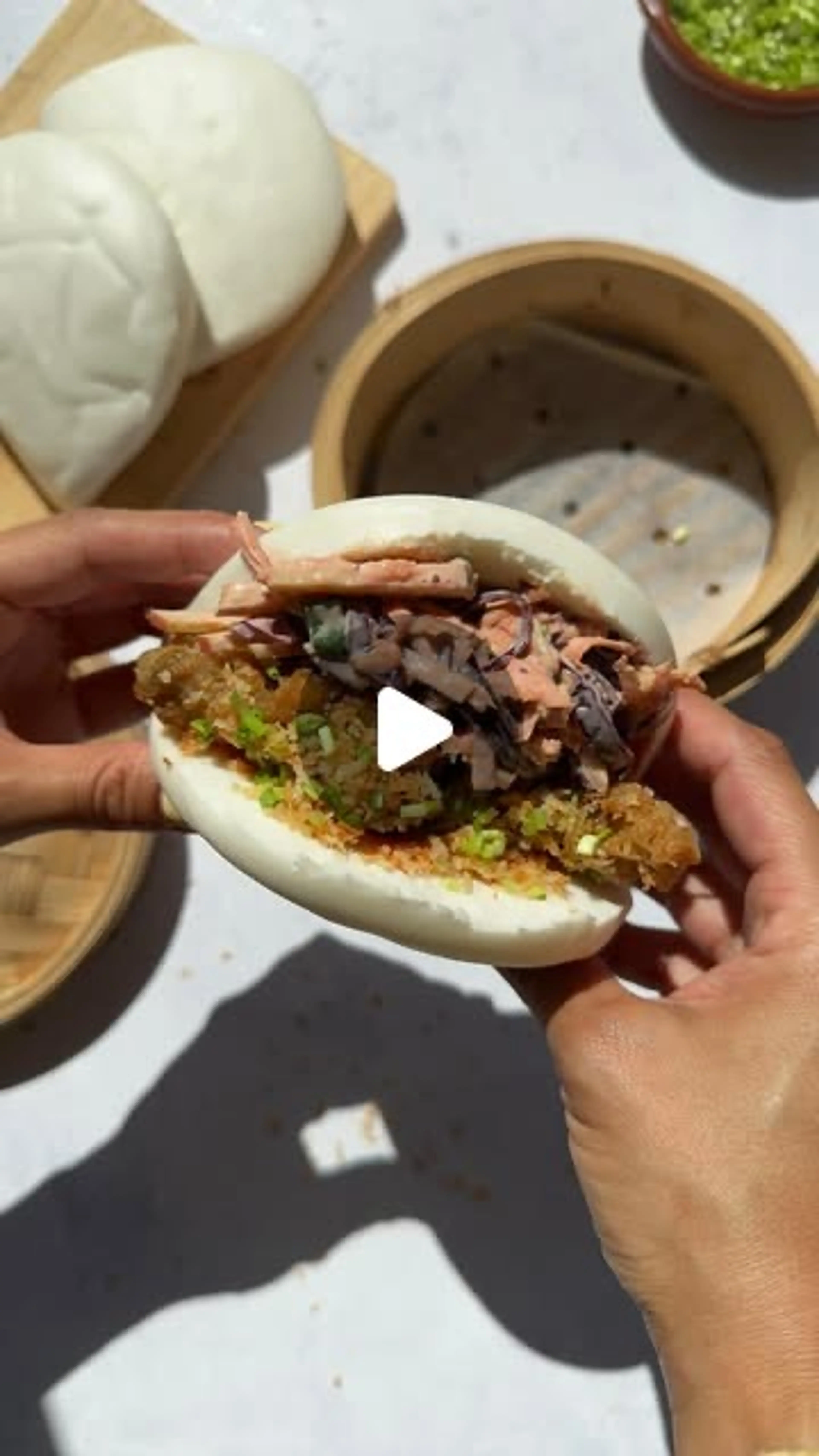 Bao Bun Met Koolsalade En Krokante Oesterzwam