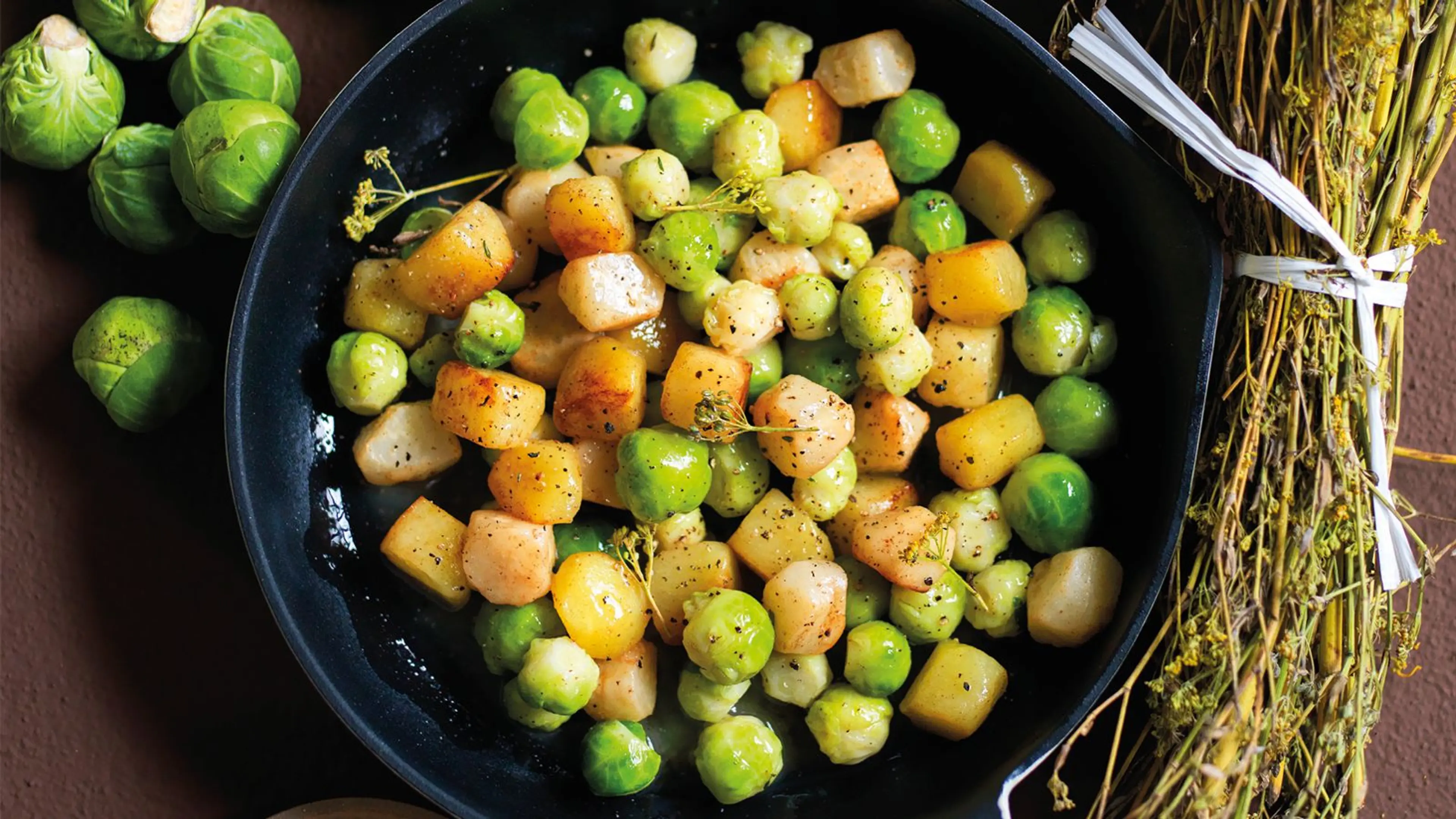 Contorno di cavolini, patate e sedano rapa in padella