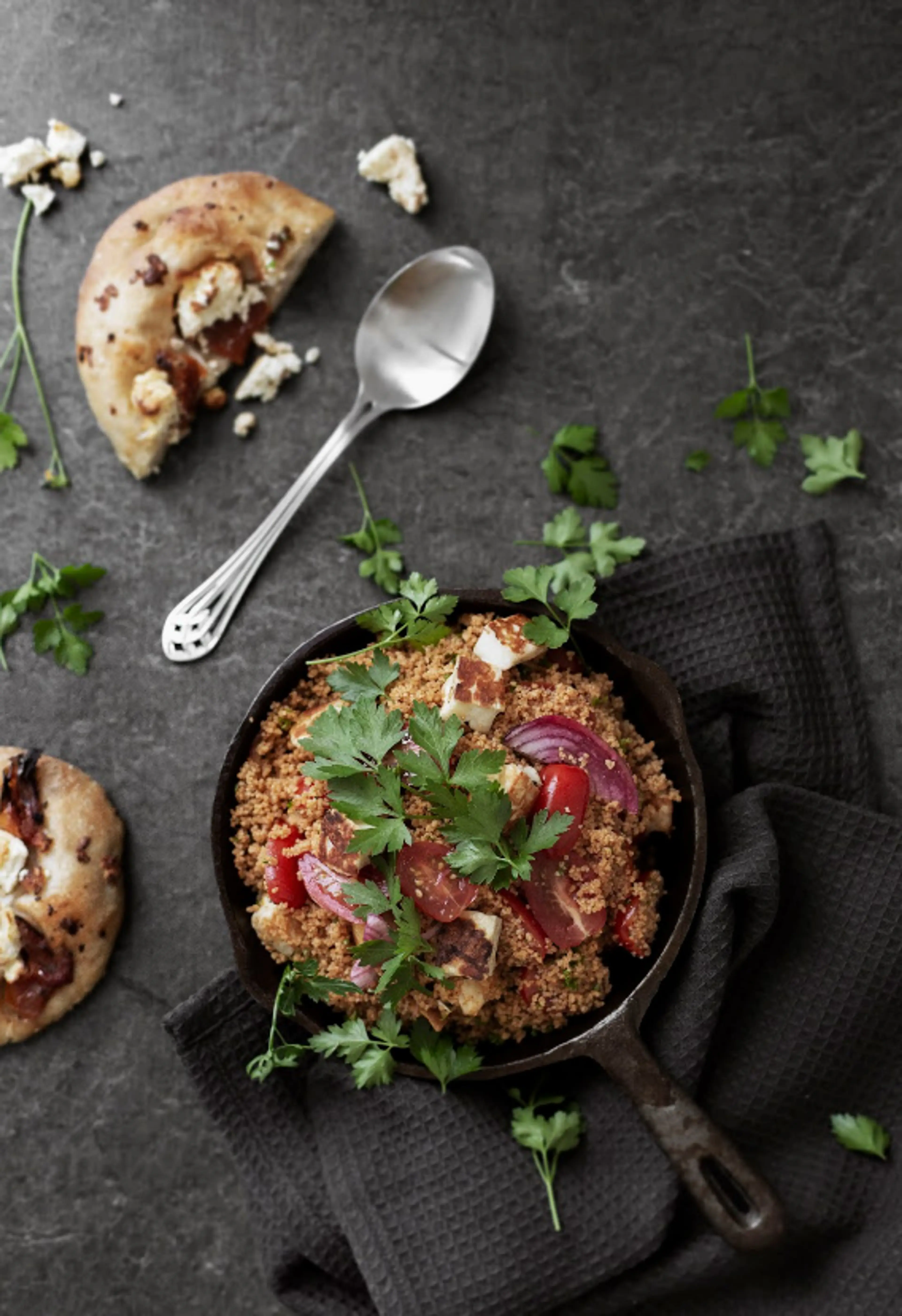 Halloumi-couscous-salaatti