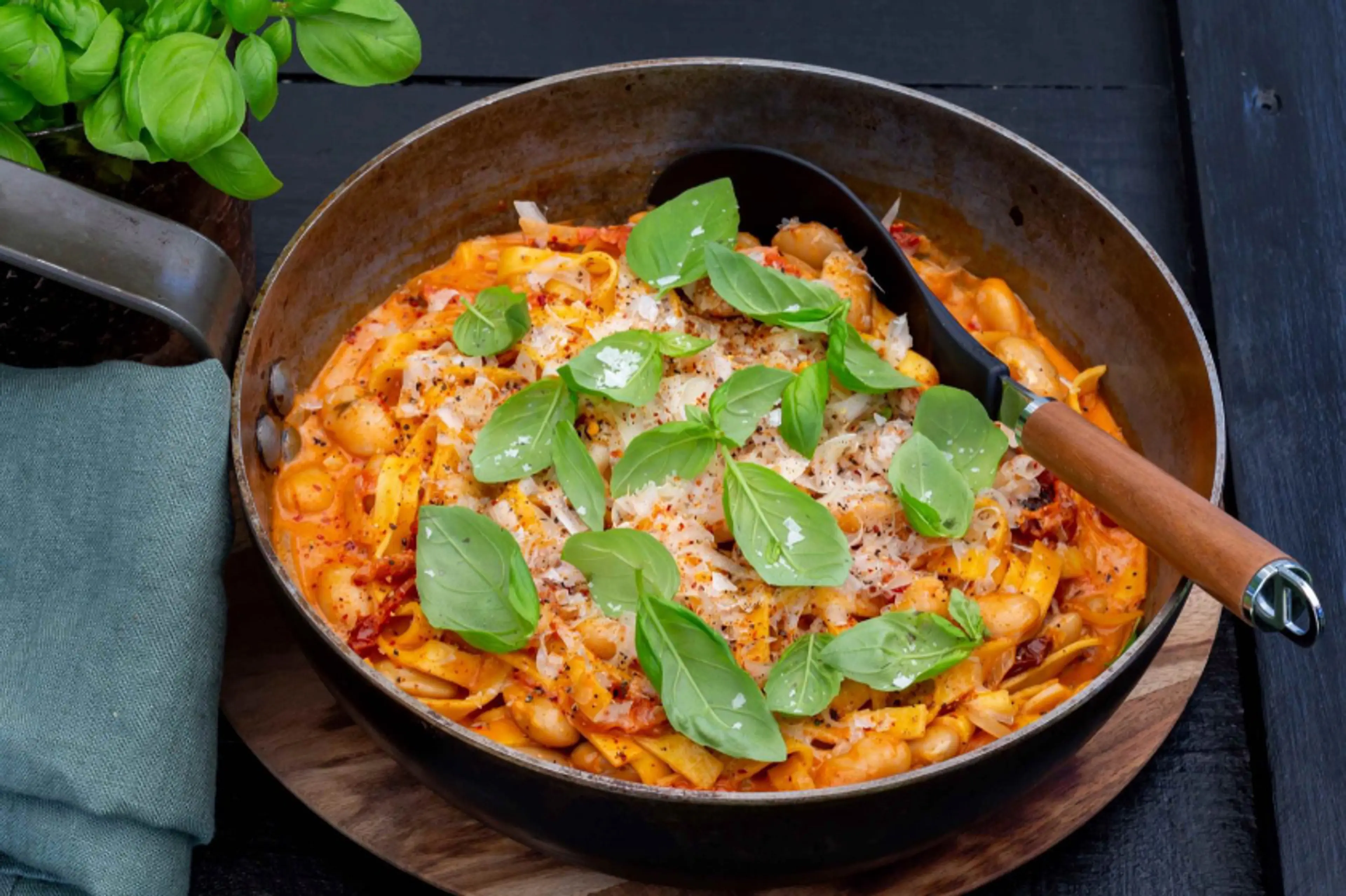 Tomaatti-kanapasta