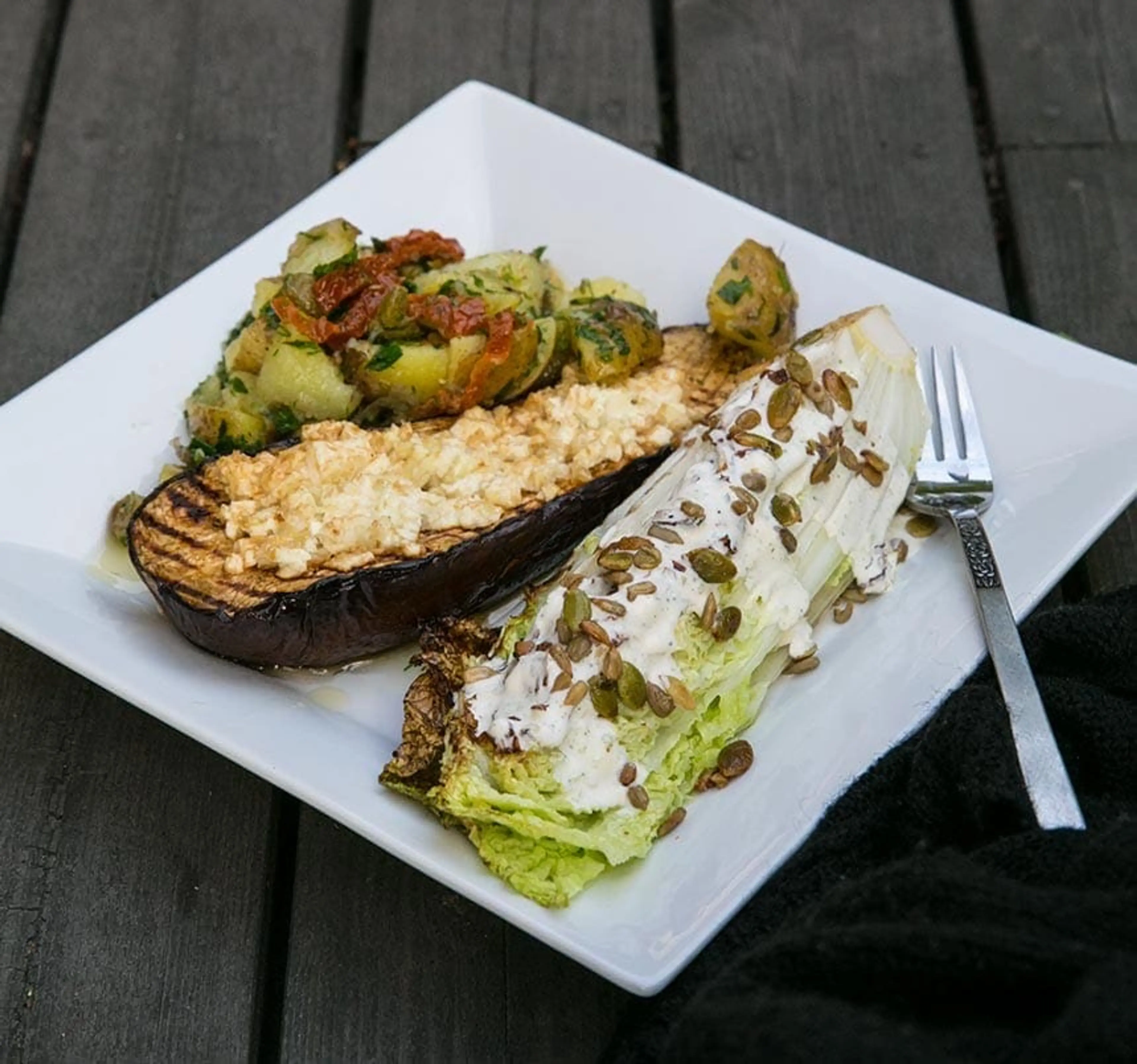 Färskpotatissallad med grillad aubergine och salladskål