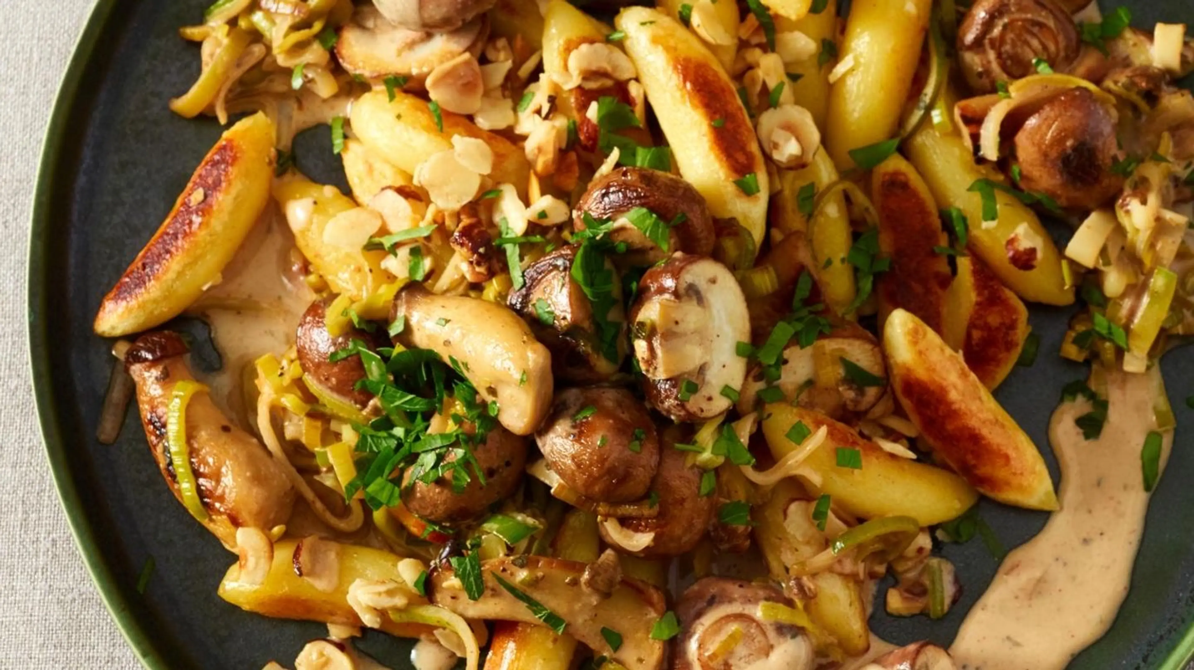 Pilzgulasch mit Schupfnudeln und Haselnüssen Rezept