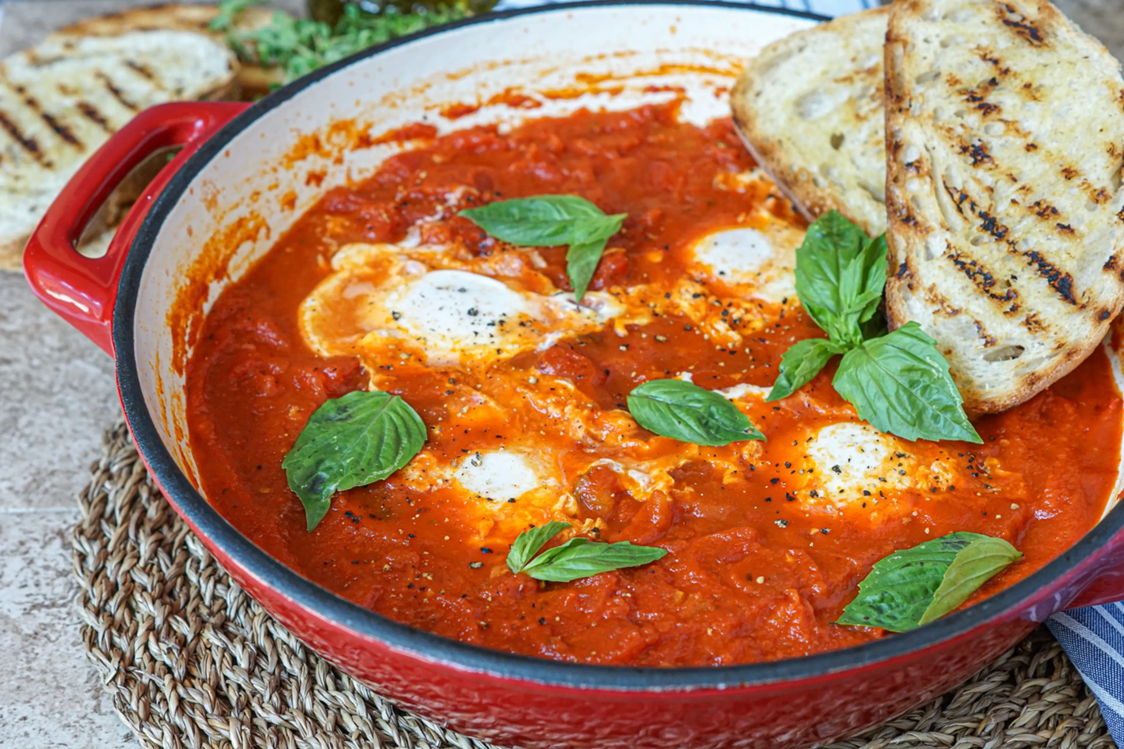 Poached Eggs in Italian-Style Tomato Sauce (Eggs in Purgator