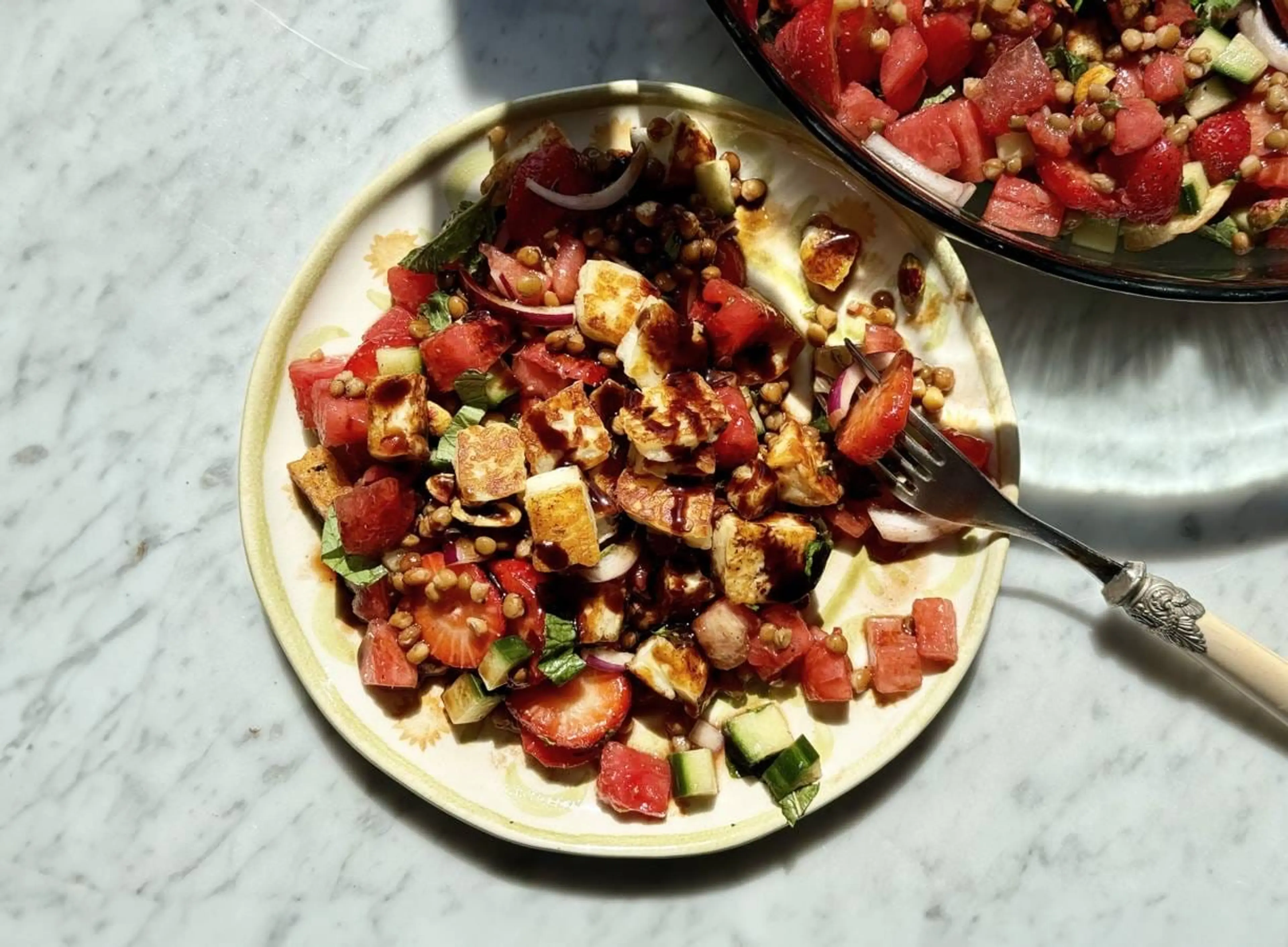 Watermeloen-aardbei Salade Met Halloumi, Linzen & Pistacheno