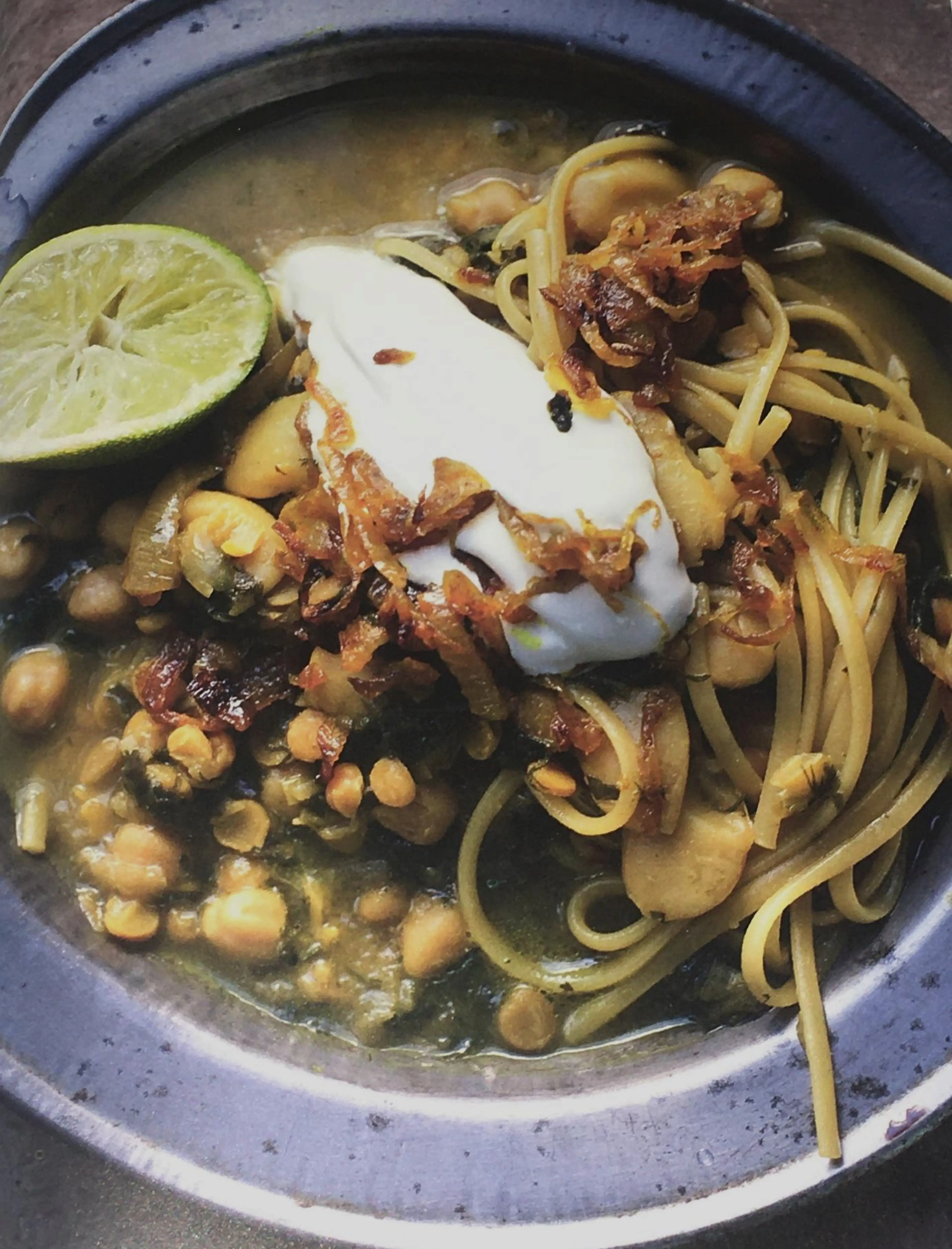 SUPPE MIT HÜLSENFRÜCHTEN (UND NUDELN)