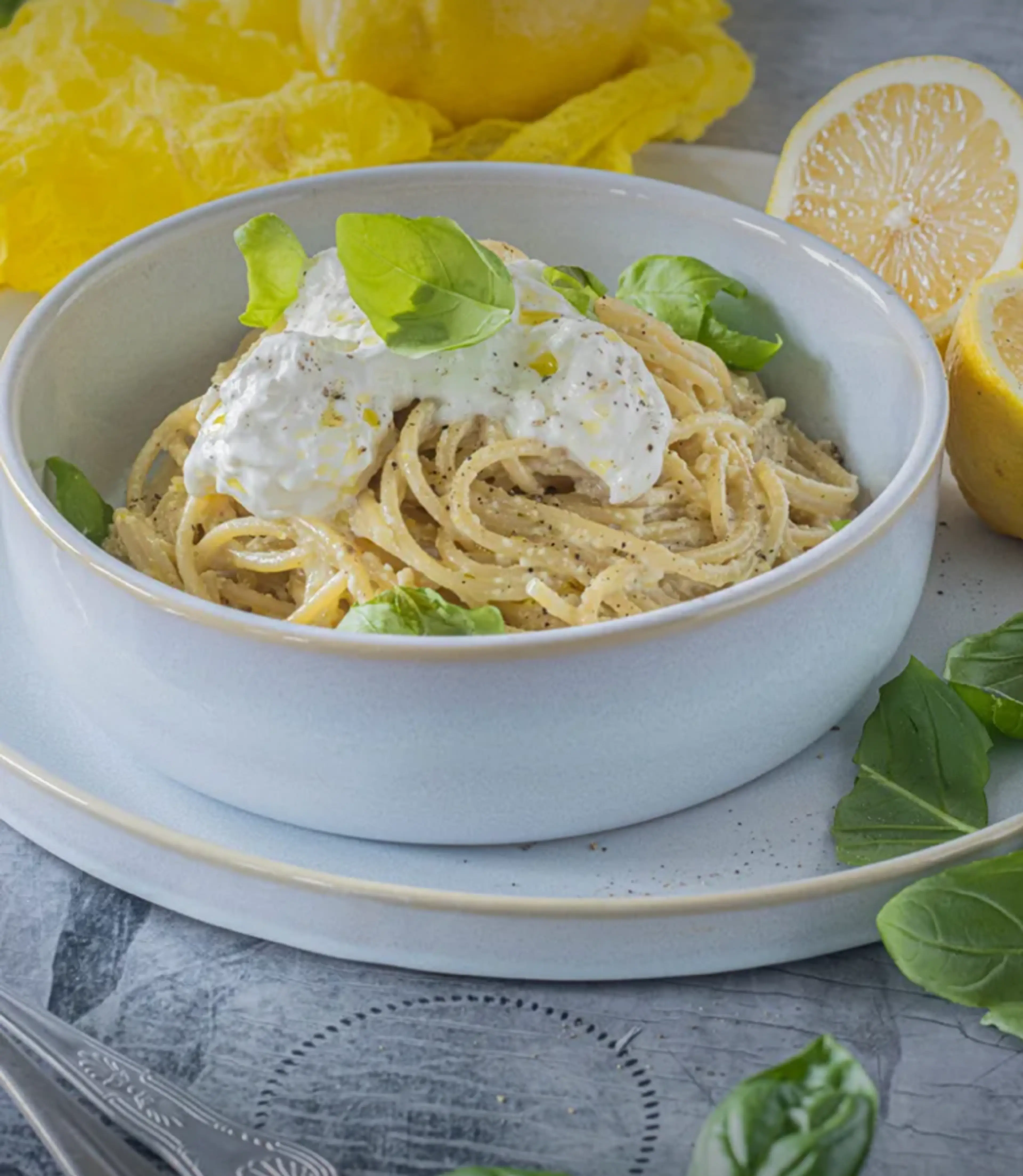 Pasta mit Zitronen-Pesto, Burrata und Basilikum