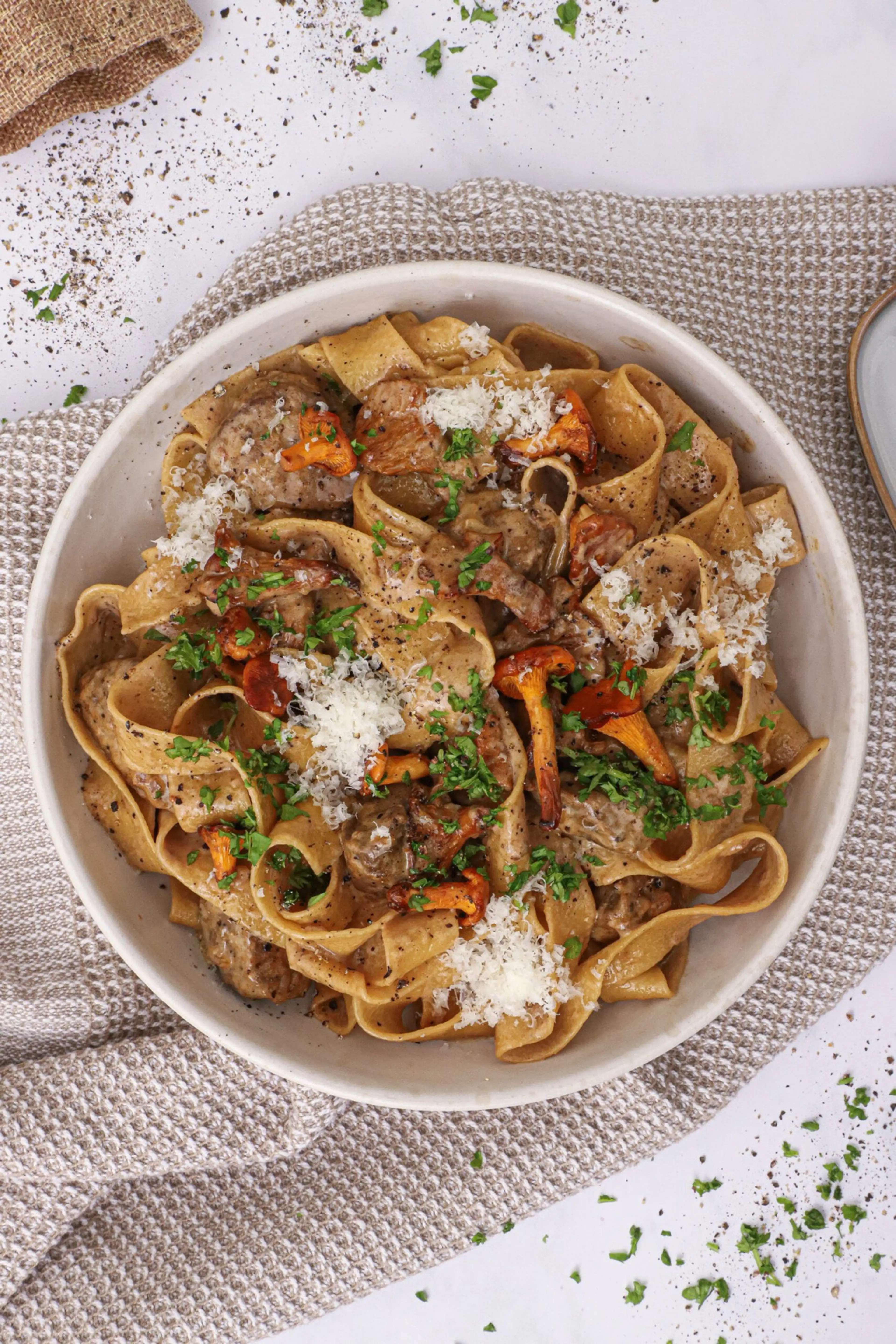 Cremet pasta med kantareller, cognac og oksemørbrad