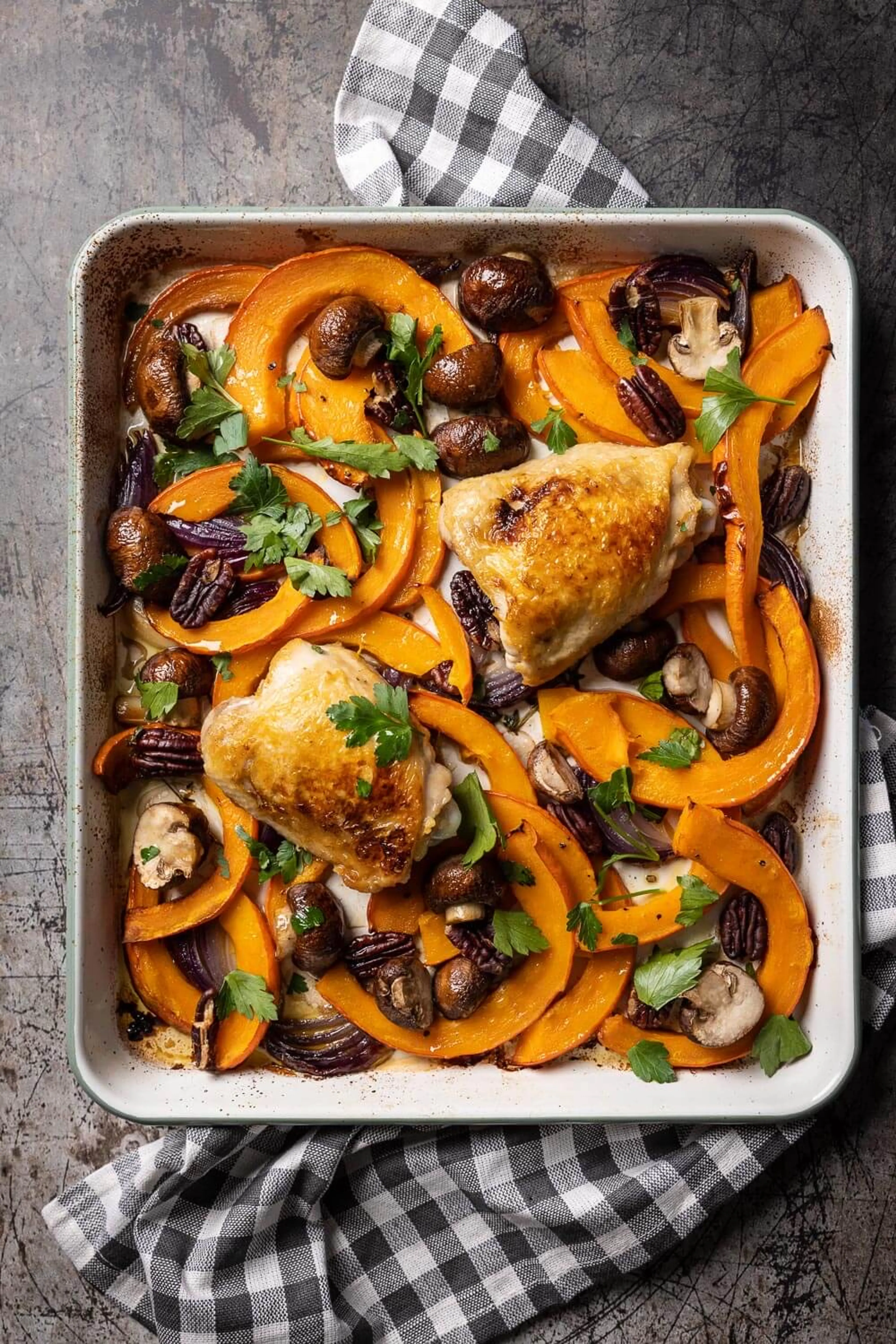 Traybake met kippendij, pompoen en pecannoten