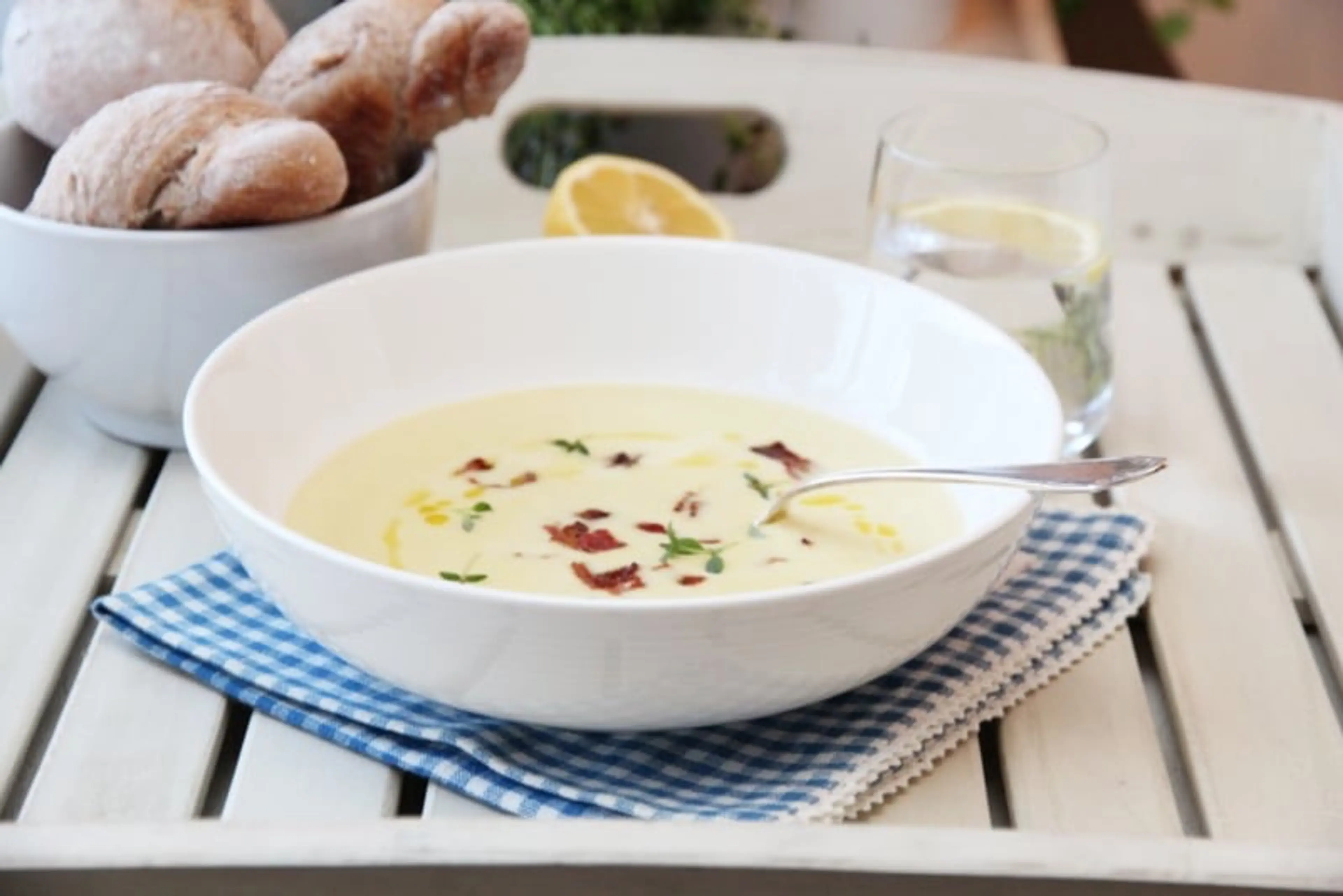 Potet- og purresuppe med sprøstekt bacon