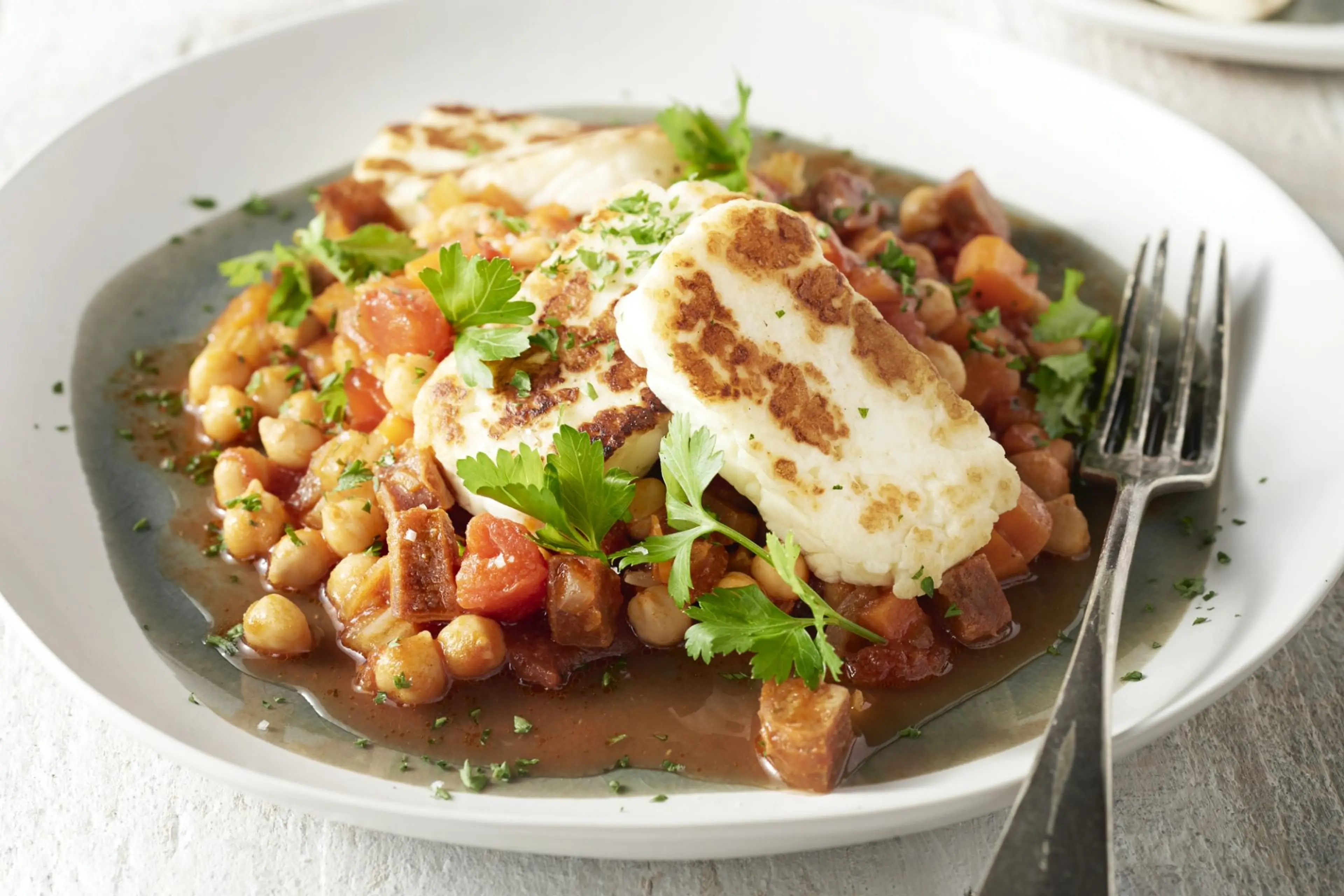Pittig groentestoofpotje met gegrilde halloumi en chorizo