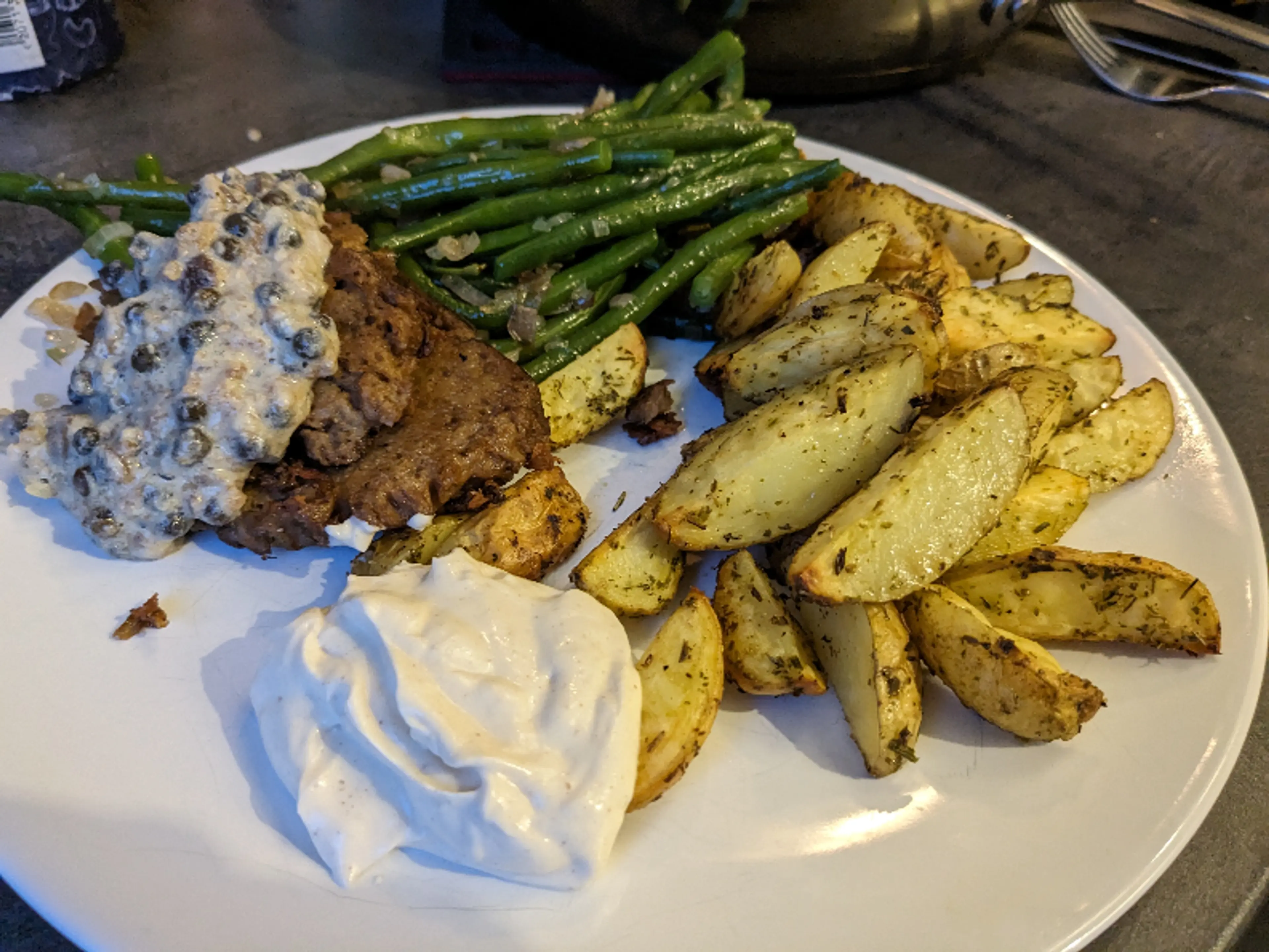 seitan met peperroomsaus, geroosterde krieltjes en boontjes