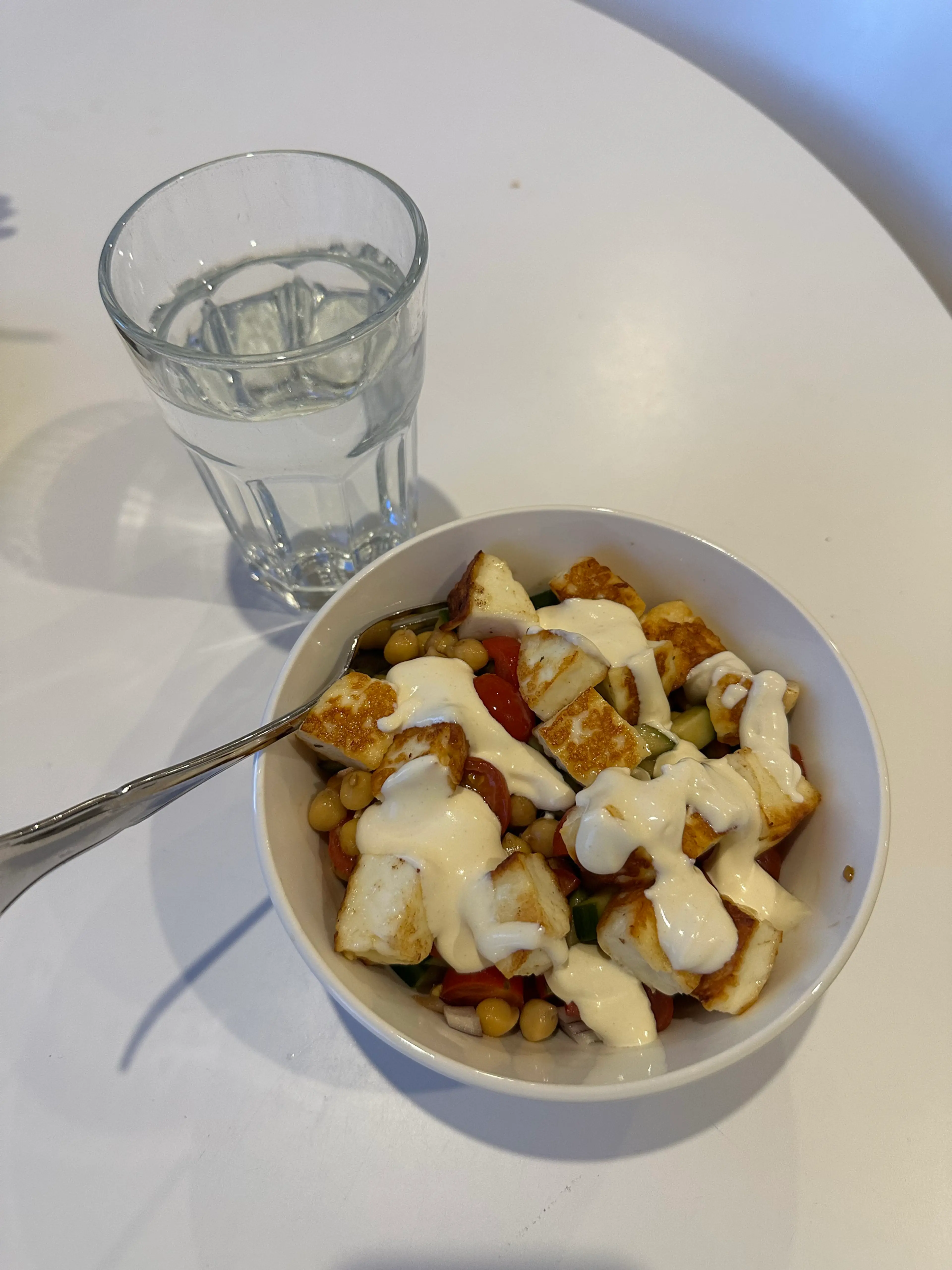 Kikärts- och halloumisallad