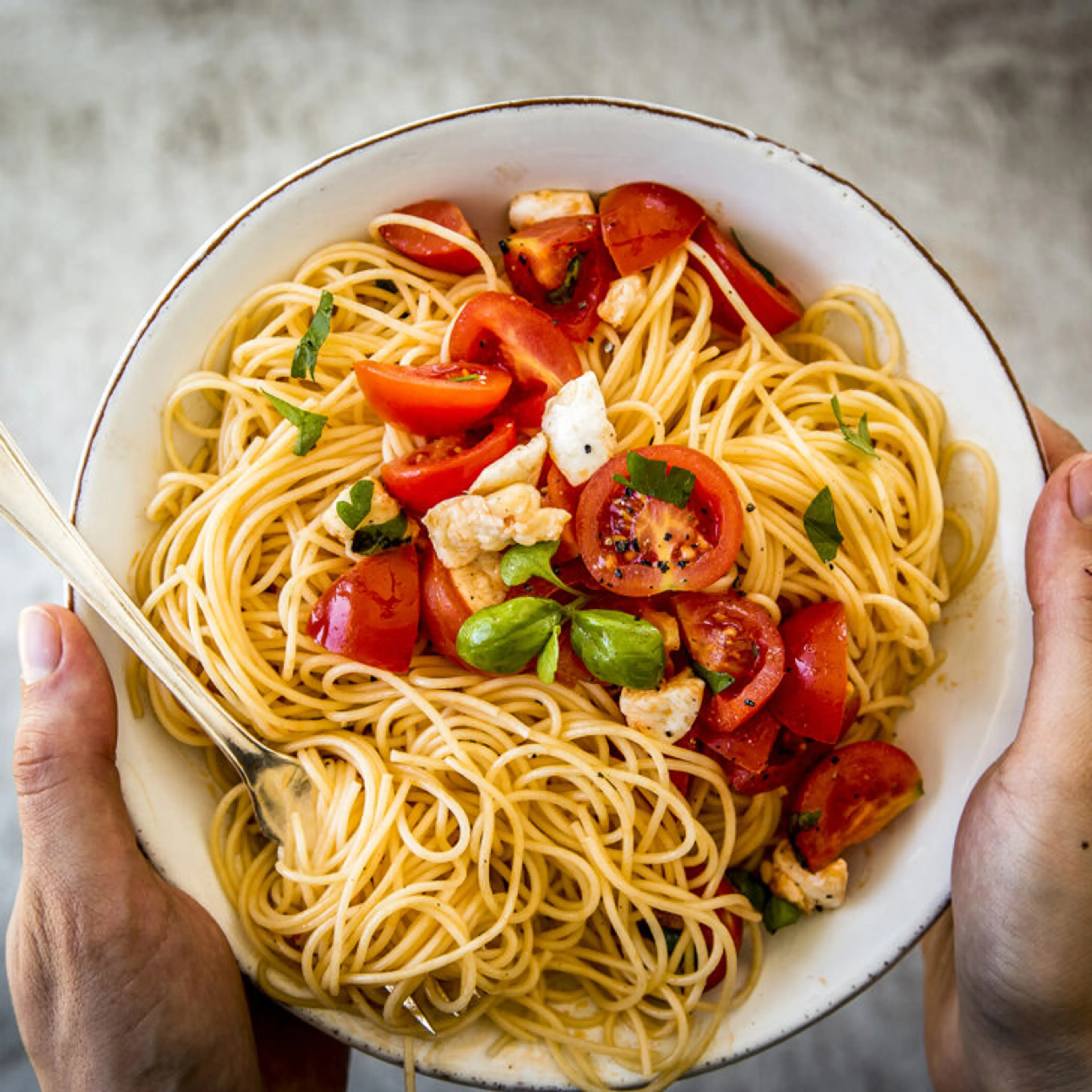15 Minute Caprese Pasta Recipe