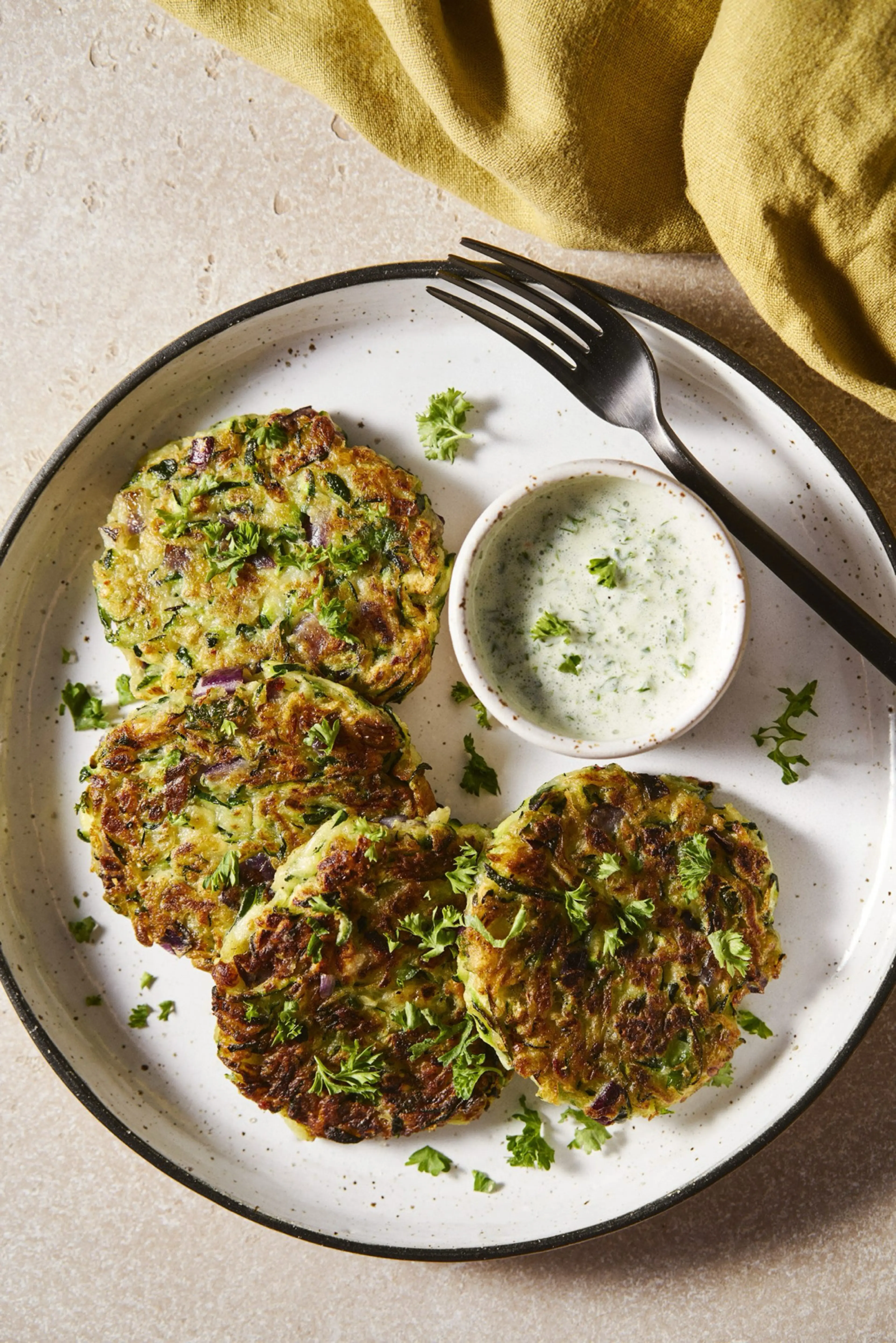 Die köstlichsten Zucchini Puffer - einfach und genial