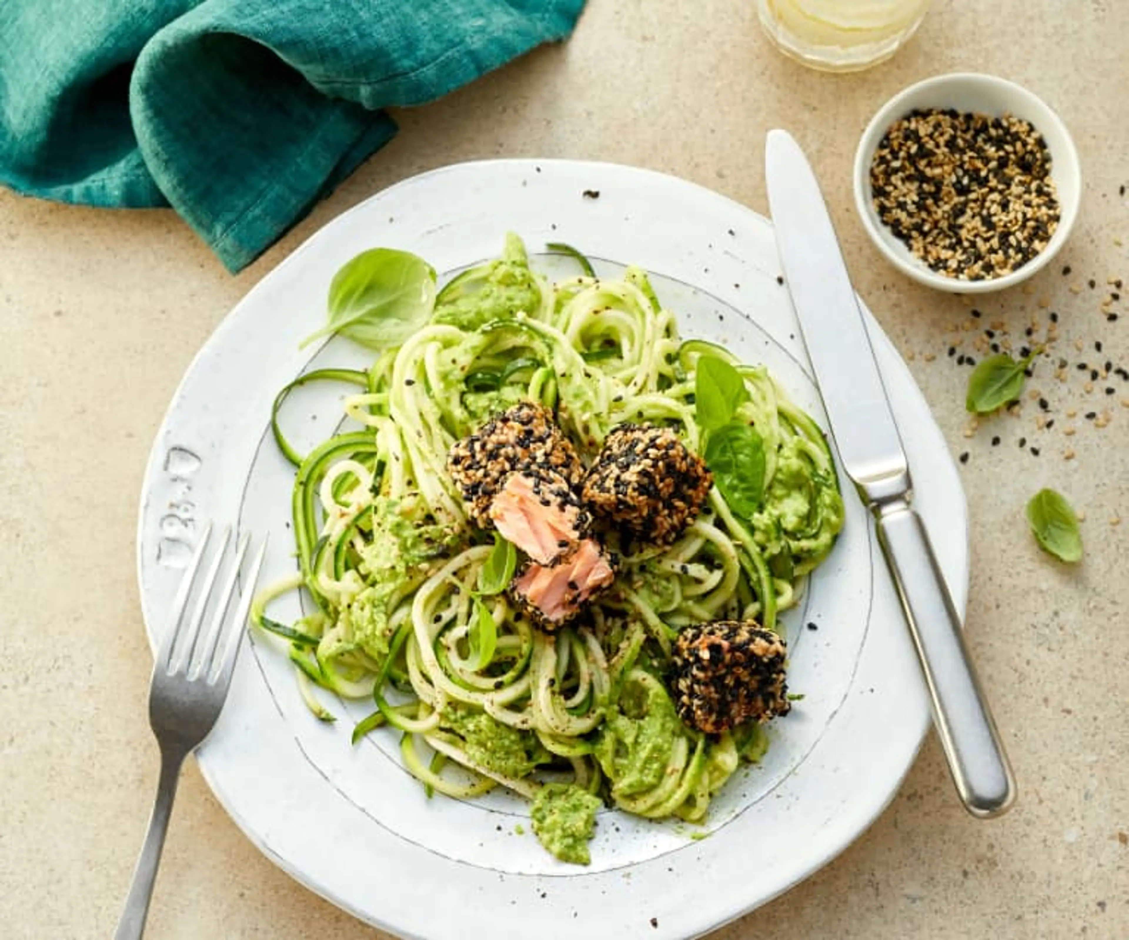 Spaghetti z cukinii z łososiem i pesto