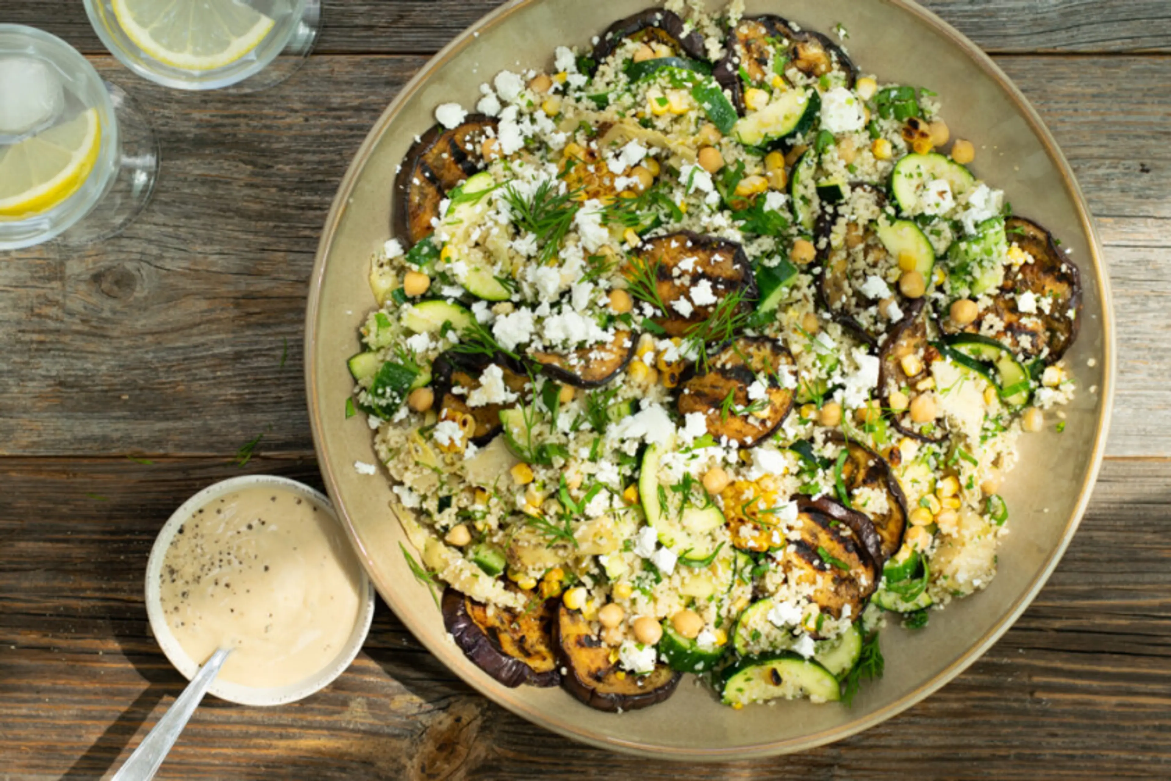 couscoussalade met geroosterde paprika, aubergine en humus